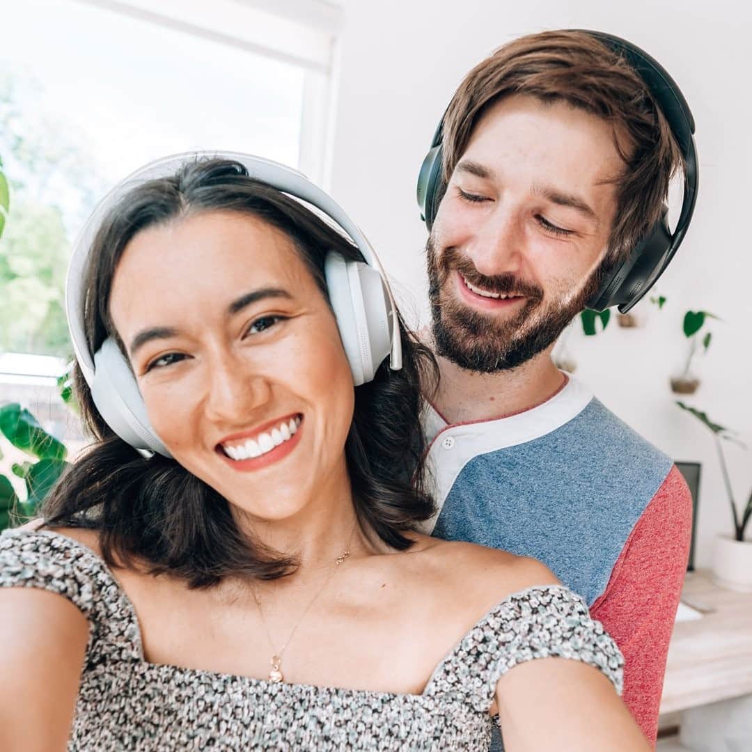 BOSEのインスタグラム：「Shoutout to all the couples still working from home together and who still like each other. We're really feeling the love — and the music this year. ​  Happy #ValentinesDay! #BoseHeadphones​」