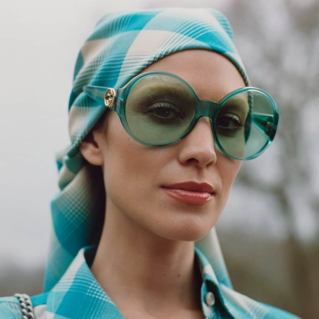 のインスタグラム：「Inside Hyde Park in London for #GucciWinterinthePark @alexachung wears oversize #GucciEyewear sunglasses with Interlocking G detail on the temples. Discover more through link in bio. #AlessandroMichele @alessandro_michele #AlexaChung」