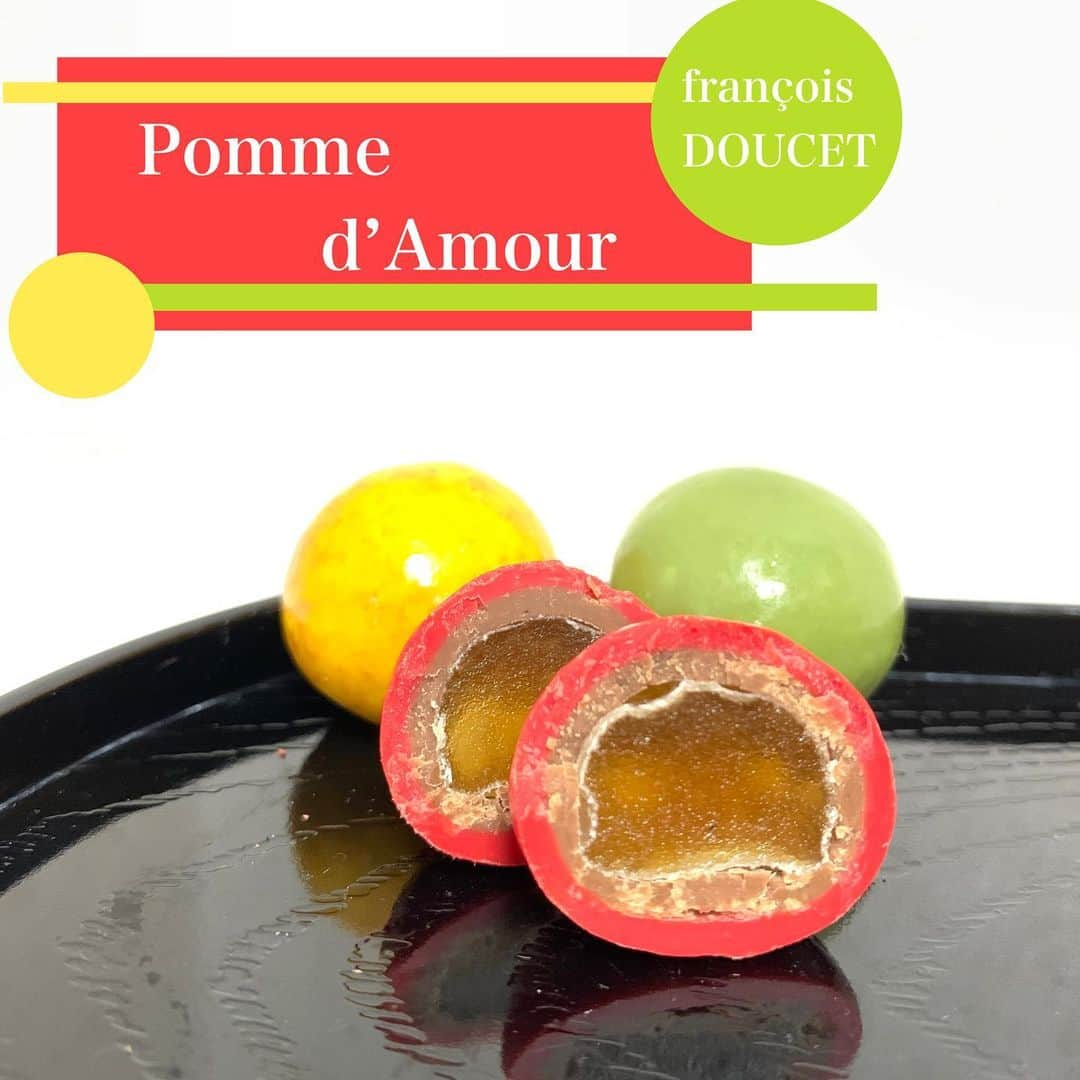 甘のインスタグラム：「【可愛さと美味しさ度:★★★★★】 お店: françoisDOUCET スイーツ: Pomme d’Amour * バレンタインに奥さんから貰ったチョコレートの１つ 丸くて色とりどりのチョコレートです！ * リンゴのジュレをヘーゼルナッツのジャンドゥーヤとホワイトチョコでコーティングしてます * ナッツの味と、リンゴのフルーティな味がマッチして、可愛さと美味しさが抜群です！ * (ブログ紹介:×) * #françoisdoucet  #francoisdoucet  #pommedamour  #pomme #チョコレート #chocolate  #chocola  #バレンタイン」