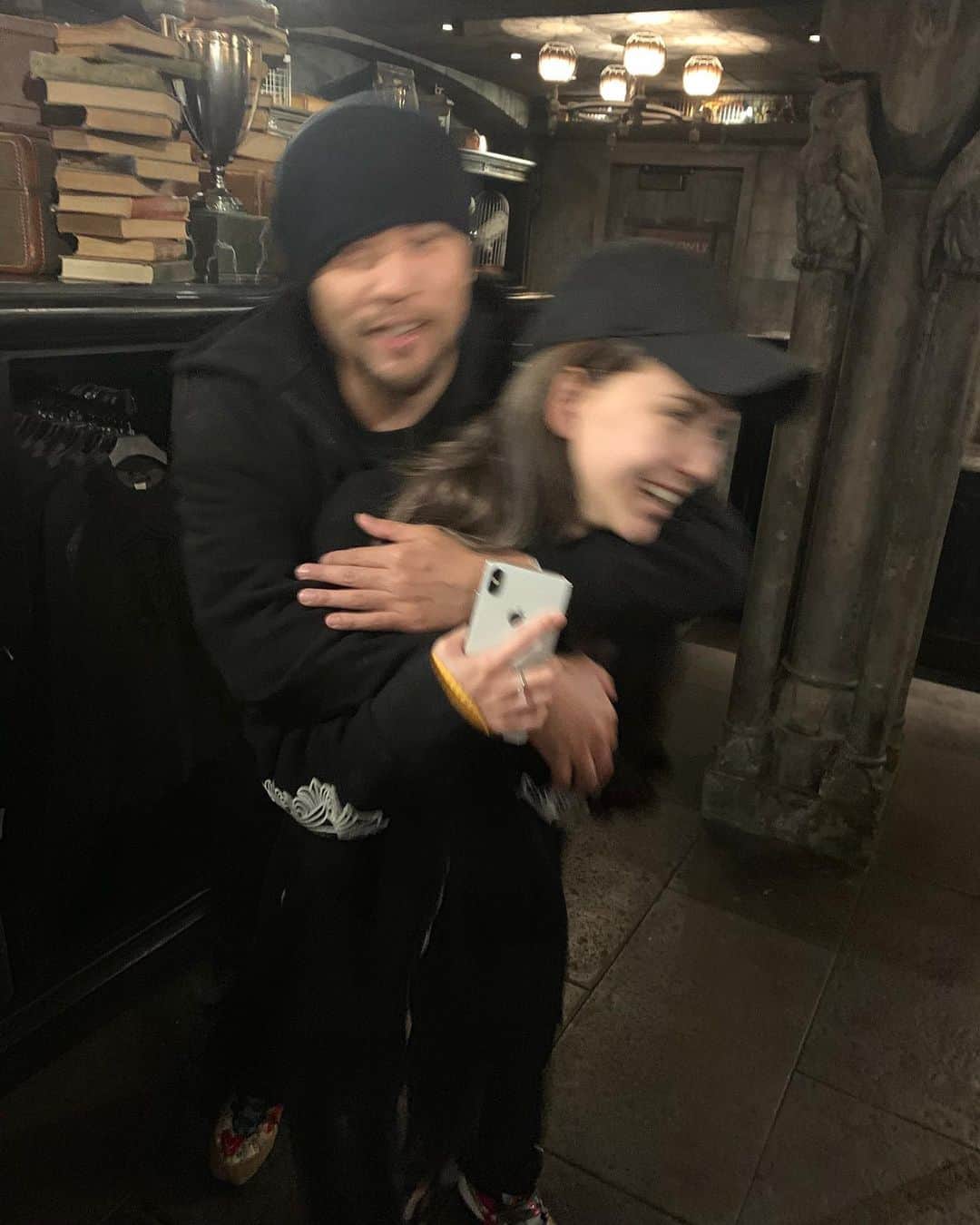 ハンナ・クインリヴァンのインスタグラム：「說不上為什麼很喜歡這張照片😜  捕捉到一個被我騙上遊樂設施嚇瘋的寶寶👶🏼  祝大家情人節快樂💕💕  #你們猜是哪一個遊樂設施」
