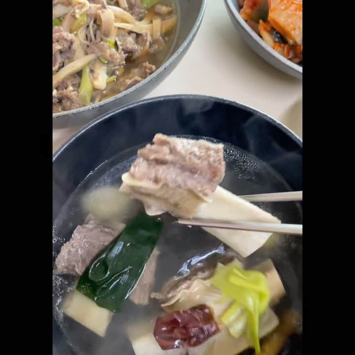 パク・タミのインスタグラム：「- (광고) 육장에 찍어먹음 또 별맛인 이것^^ 갈비탕 고기가 질기지 않고 부드러워 쉽게 씹는 수월함은 덤 왜~ 갈비탕 안에 고기 못 먹게 질겼던 경험들있으시죠...?? 국물 미끄덩거리고~  제가 소개하는 갈비탕은 깔끔하게 간이 맛있어요. 든든한 한그릇으로 딱~ 우리 주하는 뼈에 붙은 고기를 좋아하는데, (고기좀 먹을 줄 아는 공쥬님이랍니다~~😝) 뼈 세어가면서 다 먹어요. ㅎ ㅎ 저는 국물만. . 쩝 ㅋ  오늘은 갈비탕 예고편이었구요~  2월 16일 오전 10시 오픈입니다~ 만들 수 있는 최대 수량이 많지 않아요. . 😅 알람. . . 을 권하고 싶. . . ㅎㅎ  연휴끝. . . ❤️ 내일은 육아를 벗어나 박탐희로 촬영 나갈 생각에 두근두근 불량애미는 잘게요. ㅋㅋ  #모두굿밤되세요」