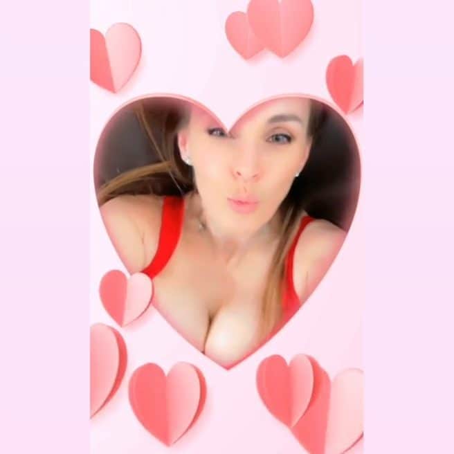 ターニャ・テイトのインスタグラム：「Happy Valentine’s Day to you ! 💋💘」