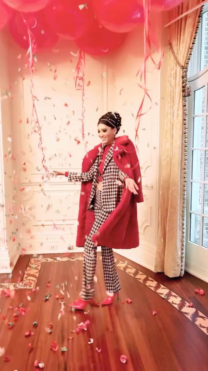 アリス+オリビアのインスタグラム：「After I finished my bannister slide I recruited my lady @aqua to wish you all a Happy Valentine’s Day!❤️🥰 (this was taken during a little BTS of our #aofall21 collection shoot—our virtual show is Tuesday 2pm EST!)」