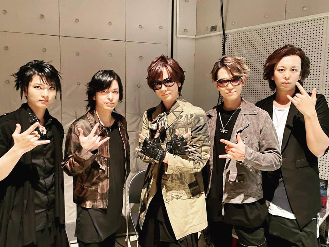 DAIGOさんのインスタグラム写真 - (DAIGOInstagram)「「BREAKERZ VALENTINE LIVE 2021 -Bitter & Sweet-」  一年振りのBREAKERZライブ。  ファンのみんなが元気そうで本当によかった。  そして俺たちも元気もらいました。  本当にありがとう。  全国のTEAM BREAKERZのみんな。  絶対また会おうね。  #BREAKERZ #最高だった #ハッピーバレンタイン」2月14日 23時15分 - daigo_breakerz_