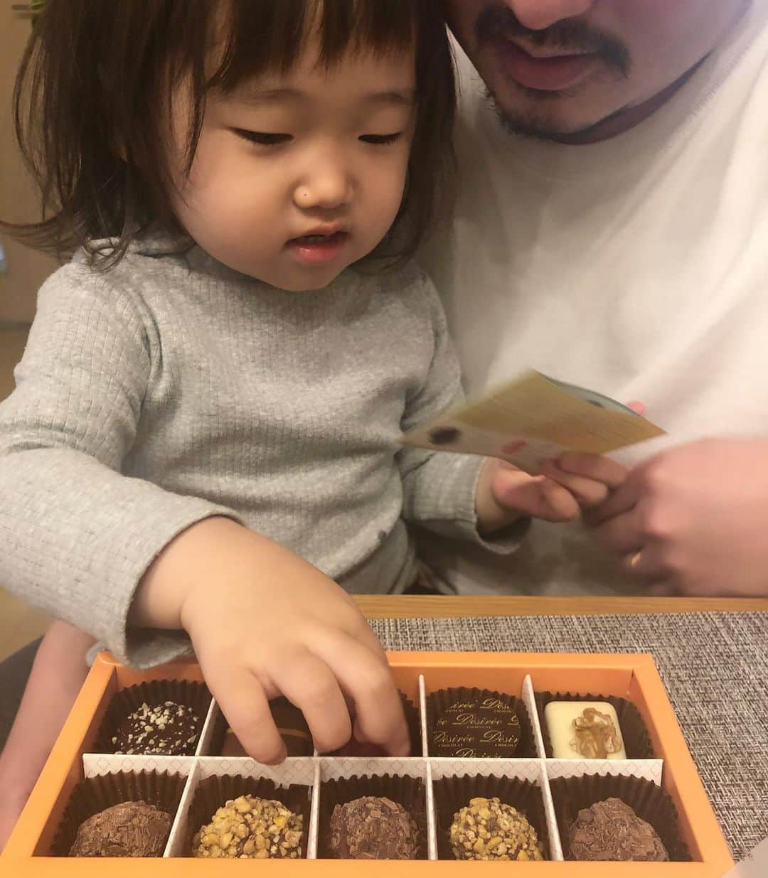 那須久美子のインスタグラム：「2021.2.14🍫  ✨happy  Valentine  day ✨  👶「パパにプレゼントがあるの❗️開けてあげるね💕」  🙎‍♂️「ありがとう❗️」  👶「食べてもいい⁉️パクッ🤭🍫」  自分が食べたかっただけ🤣✨  来年は一緒に作れたらいいなー✨  #happyvalentinesday  #214 #chocolate」