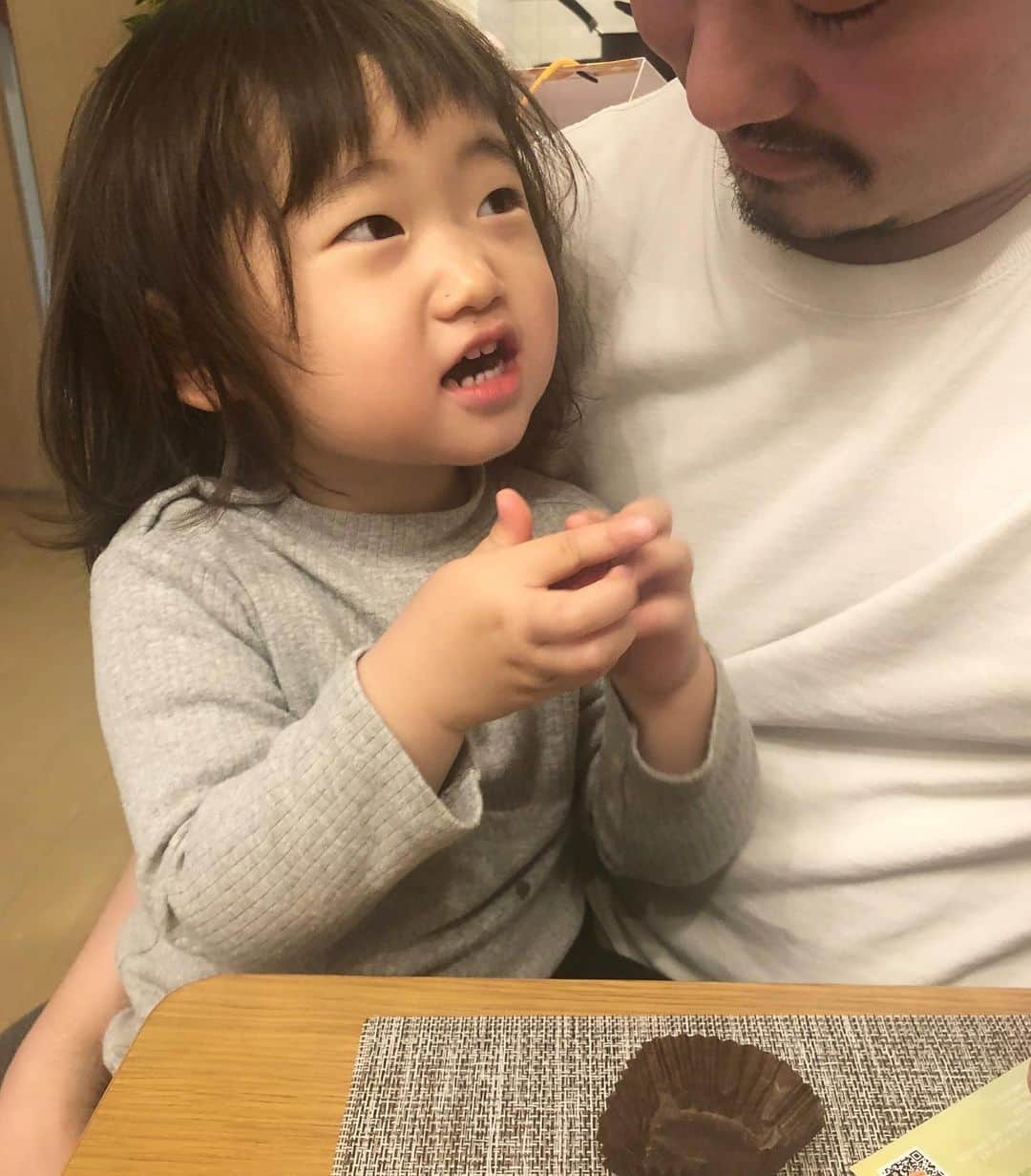 那須久美子さんのインスタグラム写真 - (那須久美子Instagram)「2021.2.14🍫  ✨happy  Valentine  day ✨  👶「パパにプレゼントがあるの❗️開けてあげるね💕」  🙎‍♂️「ありがとう❗️」  👶「食べてもいい⁉️パクッ🤭🍫」  自分が食べたかっただけ🤣✨  来年は一緒に作れたらいいなー✨  #happyvalentinesday  #214 #chocolate」2月14日 23時08分 - nasu_kumiko