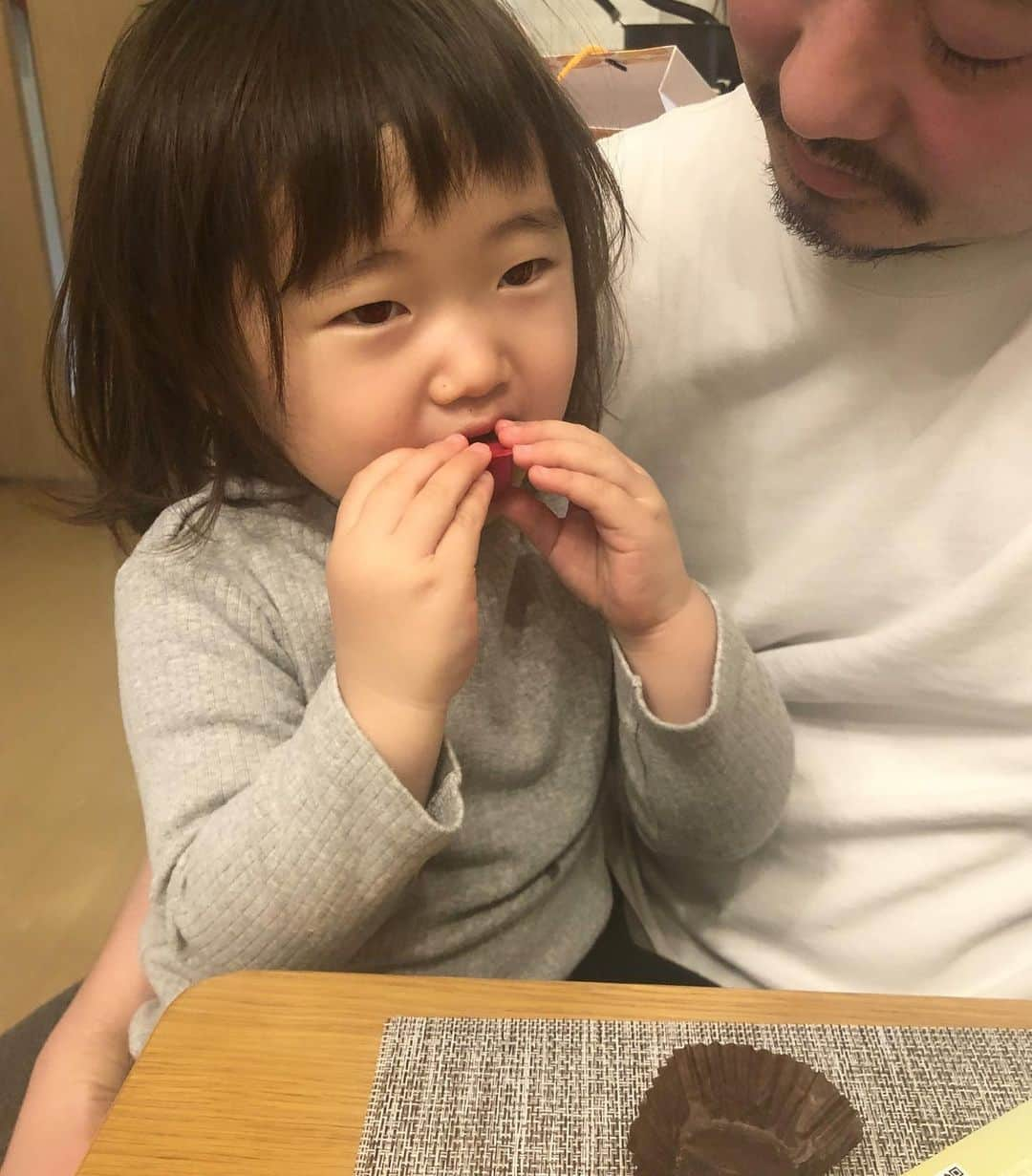 那須久美子さんのインスタグラム写真 - (那須久美子Instagram)「2021.2.14🍫  ✨happy  Valentine  day ✨  👶「パパにプレゼントがあるの❗️開けてあげるね💕」  🙎‍♂️「ありがとう❗️」  👶「食べてもいい⁉️パクッ🤭🍫」  自分が食べたかっただけ🤣✨  来年は一緒に作れたらいいなー✨  #happyvalentinesday  #214 #chocolate」2月14日 23時08分 - nasu_kumiko