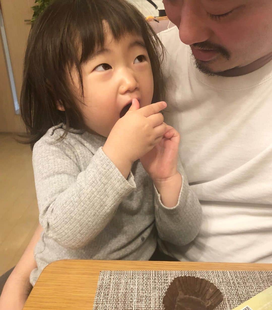 那須久美子さんのインスタグラム写真 - (那須久美子Instagram)「2021.2.14🍫  ✨happy  Valentine  day ✨  👶「パパにプレゼントがあるの❗️開けてあげるね💕」  🙎‍♂️「ありがとう❗️」  👶「食べてもいい⁉️パクッ🤭🍫」  自分が食べたかっただけ🤣✨  来年は一緒に作れたらいいなー✨  #happyvalentinesday  #214 #chocolate」2月14日 23時08分 - nasu_kumiko