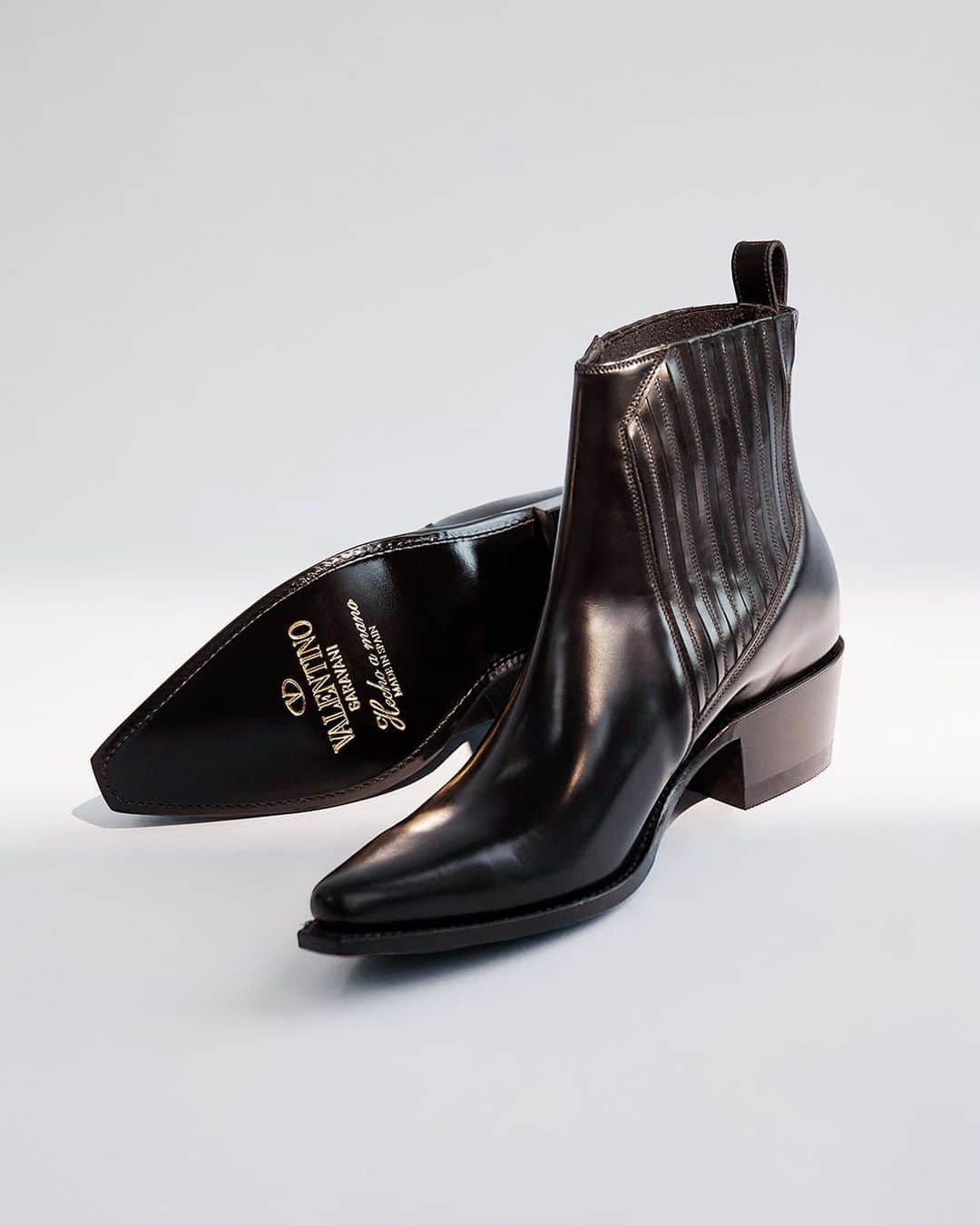 The Outnetのインスタグラム：「By hook or by crook, these @maisonvalentino western boots will be ours!  Shop all your favorite Instagram looks, just visit the link in bio」