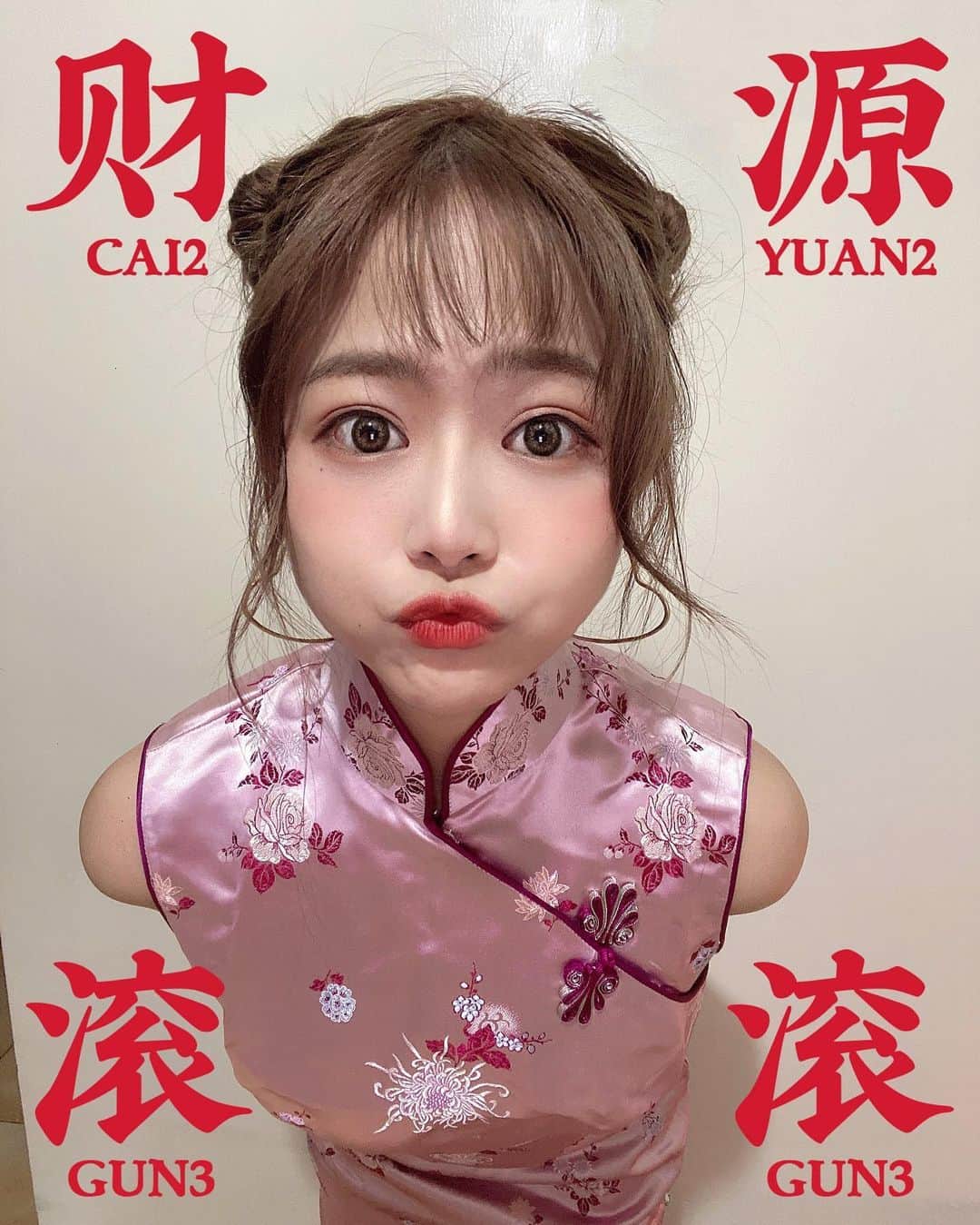 徐薇涵（Wei Han Xu）のインスタグラム：「今年過年好熱鬧 又是初三又是情人節🙈 祝大家恭喜發財、財源滾滾 現在我要在Meme直播度過這的一天惹🥺 🔍1048890  感謝旗袍 @davio_magic  大姊提供👏🏻👏🏻」