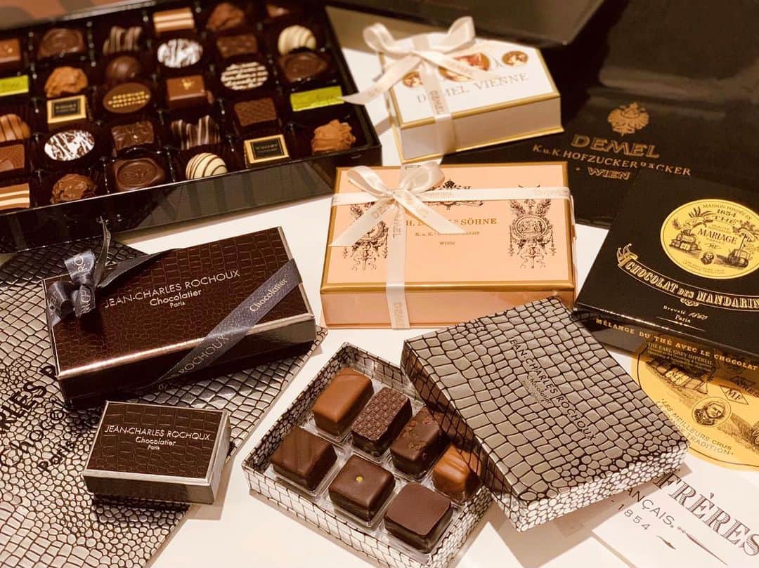 松澤千晶のインスタグラム：「チョコレートが大好きなので、この日ばかりは、同担拒否になってしまいます。 いただく機会も多く、大変ありがたく噛み締めております。 チョコレートを食べると、目の前の景色が少し愛おしくなります。 チョコレートを食べると、少し苦かった人生が、ほんのりと甘く感じられます。 チョコレートを食べると、生きていて良かったなと思います。 これは第一弾で、しばらくは、主食がチョコレートの日々となりそうです。  #VALENTINEDAY #DEMEL #JEANCHARLESROCHOUX #MOLOZOF #MARIAGEFRERES」