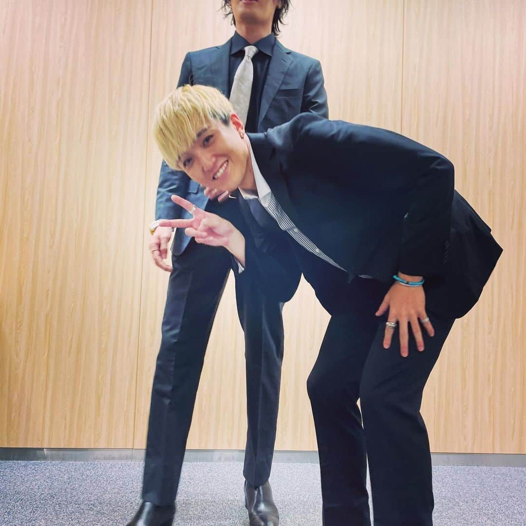 山口智也さんのインスタグラム写真 - (山口智也Instagram)「今日着たスーツ ブラックに白のペイズリータイ 靴は気愛いれて私物のルブタンはいちゃいました。 あと銀縁のメガネもかけちゃちました。  スーツ久々にいいね！  みんなインスタのコメントいつもたくさんありがとうです！  かずくんが撮ってる時に映り込んできた、ちっちゃい子みたいないたずらで可愛い、いや俺の方が年下な。笑  #tomoya #kazuya #solidemo #collars #suits」2月14日 23時10分 - tomoyamaguchi