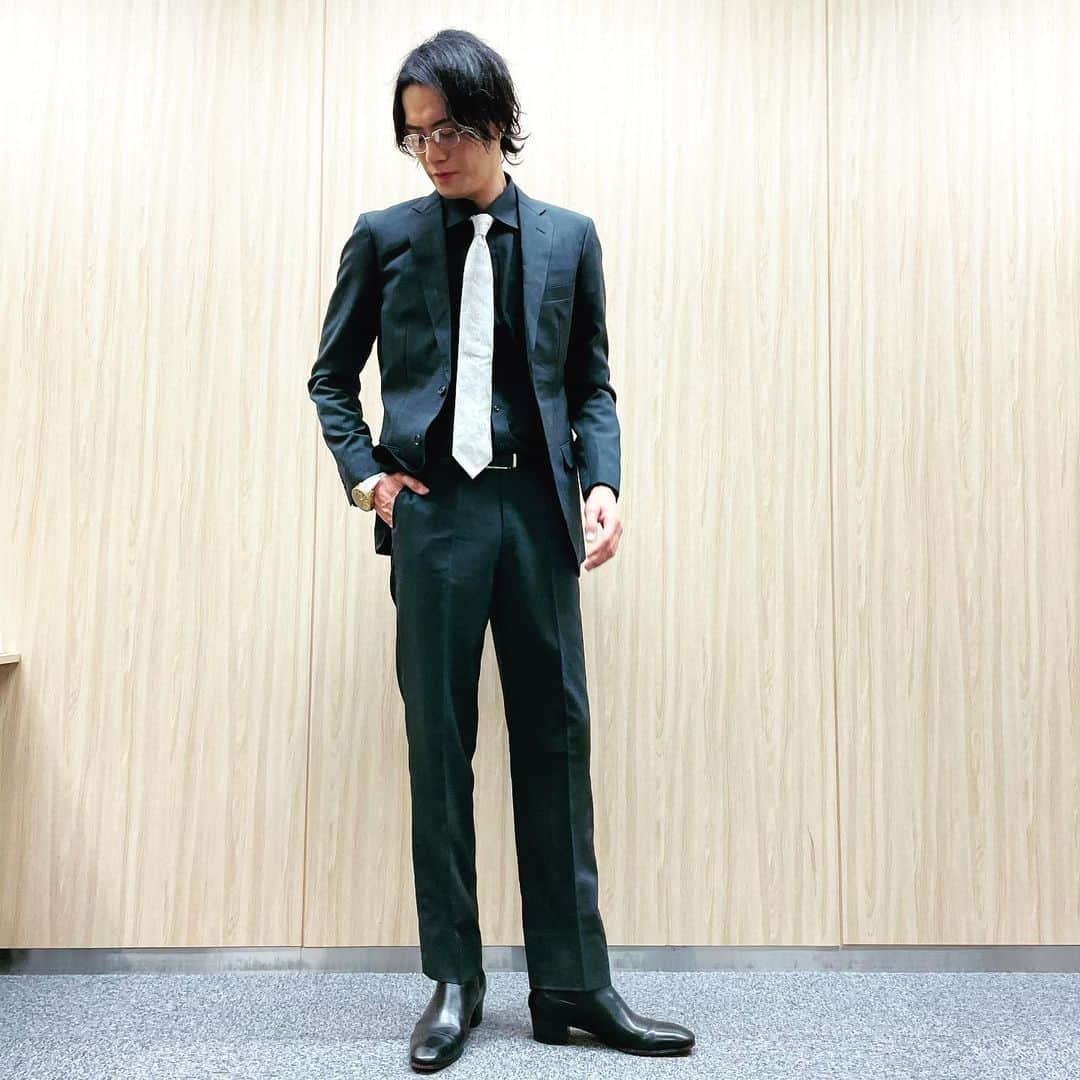 山口智也さんのインスタグラム写真 - (山口智也Instagram)「今日着たスーツ ブラックに白のペイズリータイ 靴は気愛いれて私物のルブタンはいちゃいました。 あと銀縁のメガネもかけちゃちました。  スーツ久々にいいね！  みんなインスタのコメントいつもたくさんありがとうです！  かずくんが撮ってる時に映り込んできた、ちっちゃい子みたいないたずらで可愛い、いや俺の方が年下な。笑  #tomoya #kazuya #solidemo #collars #suits」2月14日 23時10分 - tomoyamaguchi