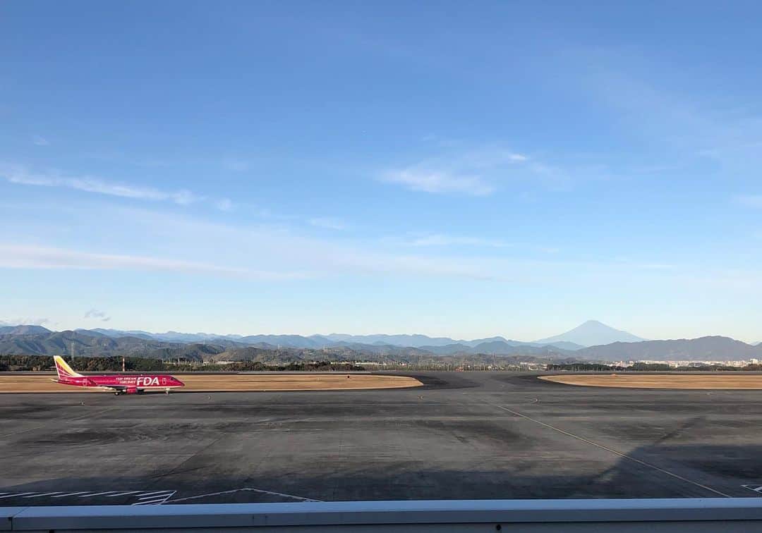 天玲美音さんのインスタグラム写真 - (天玲美音Instagram)「#美音の撮る空 飛び立つ時 Happy Valentine's day❤️ . 一つ前の投稿フラワーパネル2目の地、富士山静岡空港での富士山と飛行機です。 . . . 100%Natural #天玲美音 LOVE&SMILE . . . #sunset #japan #shizuoka #skyphotography #japan #beautiful #pic #sky #skylovers #airplane #pink #青空 #ソライロ #雲 #長い雲 #飛行場 #飛行機 #静岡県 #富士山 #富士山と飛行機 #夕日が沈む瞬間 #美音の撮る飛行機 #FDA #ピンクの飛行機 #mtfuji #ダレカニミセタイケシキ  #ダレカニミセタイフウケイ」2月14日 23時10分 - miontenrei