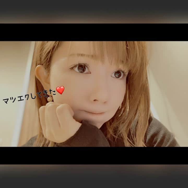 牧野由依のインスタグラム：「バレンタインだからちょこっとあざと動画（笑）  ただただ、マツエクを付け替えてもらったってだけの話なんですけどね🤣 去年秋くらいから、まつ毛の本数が減ってしまって一生懸命まつ育中です✨  美容液も最近は色々と新しいのが出てて、浮気ゴコロで5本くらい試してみたんですが、あまり私には効果が出ず😭 昔から使っていた#avance に戻しました☺️ 馴染みの液体に安心したのか、まつ毛！増えてきました！（笑）  #顔も身体も #悩みは尽きません ね 🤣 #そういえば #20代前半 の頃#つけまつげ #ゴリゴリに #つけてました笑 #白状します （笑）#逆まつげにも最適 だった😂」