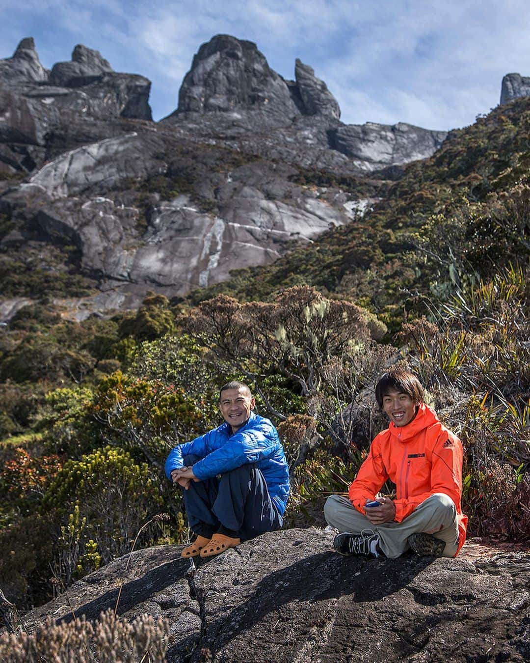 安間佐千さんのインスタグラム写真 - (安間佐千Instagram)「Episode 5 Kinabalu  僕の経験してきたクライミングトリップの中で最も印象的だったのは、間違いなく2015年に訪れたマレーシアのキナバル山だ。標高4000m弱の山は3500mあたりからほとんど植物が消え、花崗岩の岩盤が現れる。そこからキノコのような奇岩があちこちに聳えている。ヨセミテのような岩壁というより小川山にある岩峰に似ているような気もするが、規模が違う。巨大な岩峰がユニークにうねっていたりオーバーハングしていたり、多彩なのだ。その中で最も象徴的な岩峰がドンキーイヤーズと呼ばれるロバの耳のような岩峰。だがその片耳が、僕たちの遠征の直後の大地震で崩壊してしまう。そこにあった幻のTinipi 5.15a/9a+(Bolted by @yuji_hirayama_stonerider )の完登は、初登の @dawoods89 と僕の心の中にしか生きることができなかった。だがあの山には無限のクライミングの可能性が秘められている。またいつの日か、訪れたい。  The most impressive climbing trip in my life is definitely Mt.Kinabalu in Malaysia which I had in 2015. Most of the plants disappears around 3500m and granite bedrock comes out. Strange rocks like mushrooms are towering here and there. It is not like the wall of Yosemite but more like towers of Mt. Ogawa in Japan, but much bigger. Those unique towers are waviness and overhanging. The most iconic tower is called donkey ears. But right after our climbing trip, one side of Donkey ears fell down by huge earthquake. Sending experience of the phantom route which existed on that peak Tinipi 5.15a/9a+(bolted by @yuji_hirayama_stonerider is living only in @dawoods89 and my heart. But more potential of climbing is hidden in that mountain. Love to go back someday.  Photos by @gianelloni1  @yuji_hirayama_stonerider  @adidas  @adidasterrex  @fiveten_official  @petzl_official  #アルテリア  #kinabalu  #tinipi  #donkeyears  #earthquake  #tb」2月14日 23時18分 - sachiamma