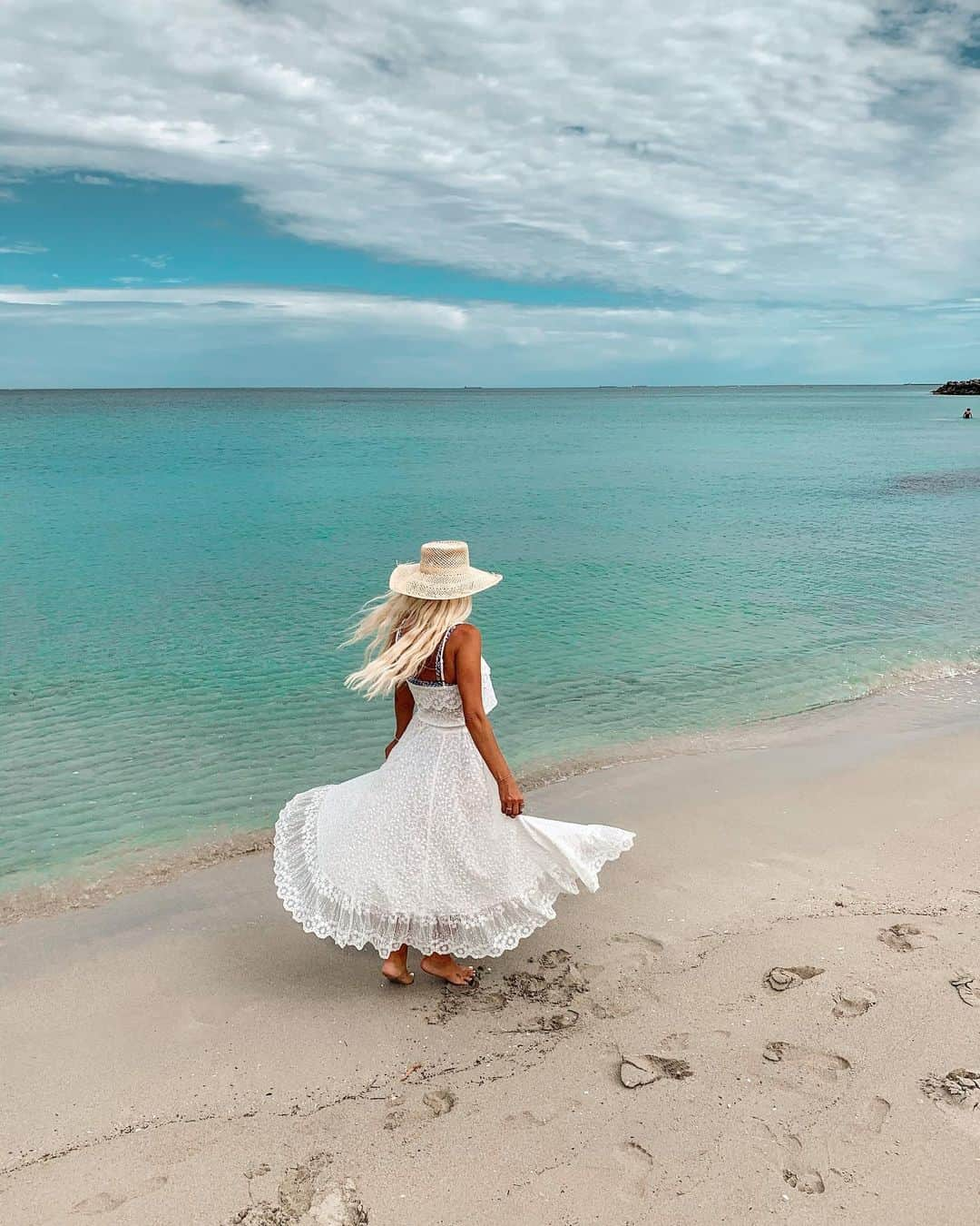 のインスタグラム：「My love day outfit was perfect for some beach twirling 🤍  Outfit details via link in bio ✨  Happy Love day 🤍  📸 @bobbybense   #loveday #valentines #vday #valentinesday #valentinesoutfit #mermaid #bohostyle #ootd #justanotherdayinwa #australia #fremantle #bohemianstyle #travelstyle #islandstyle #holidaystyle #seeperth」