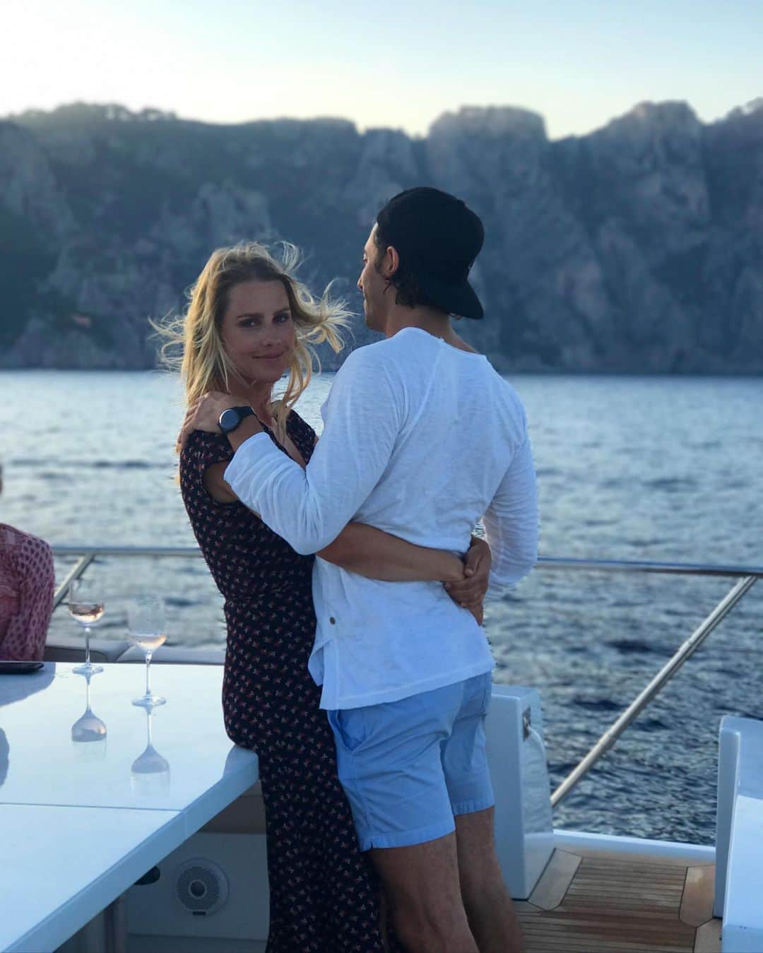 クレア・ホルトのインスタグラム：「Here I am all smug because I’d just met a real catch and tricked him into dating me. Poor sucker thought he was getting a ‘cool girl’ lol. Thanks for loving me through pregnancies, postpartum, pms, and existential crises. You are one in a million and I’m obsessed with you even though I don’t always admit it because I like to hold the power 😉. Love you so so much my valentine.」