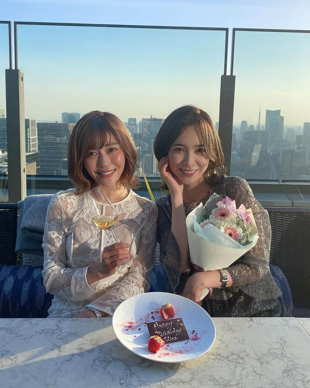 黒澤詩音のインスタグラム：「#フォーシーズンズホテル東京大手町   毎年お誕生日を過ごしている親友と✨ いつもありがとう！  お誕生日の朝は、みんなからの連絡や、郵送で届くプレゼントを開けたり、毎年目覚めた瞬間からわくわく♡です！  そしてこの日は、お誕生日なのでチートデイに！ イタリアンのコースとデザートたくさん！けどすぐお腹いっぱいになってしまった。。胃が縮んだ。。無念です。  いま一番食べたいものはラーメンです。。  はやくダイエット終わりたい。。  でもデザート沢山で幸せでした！  #fourseasonshotel #hotel #birthday #fourseasonshoteltokyootemachi  #birthdaypresent #バースデー」