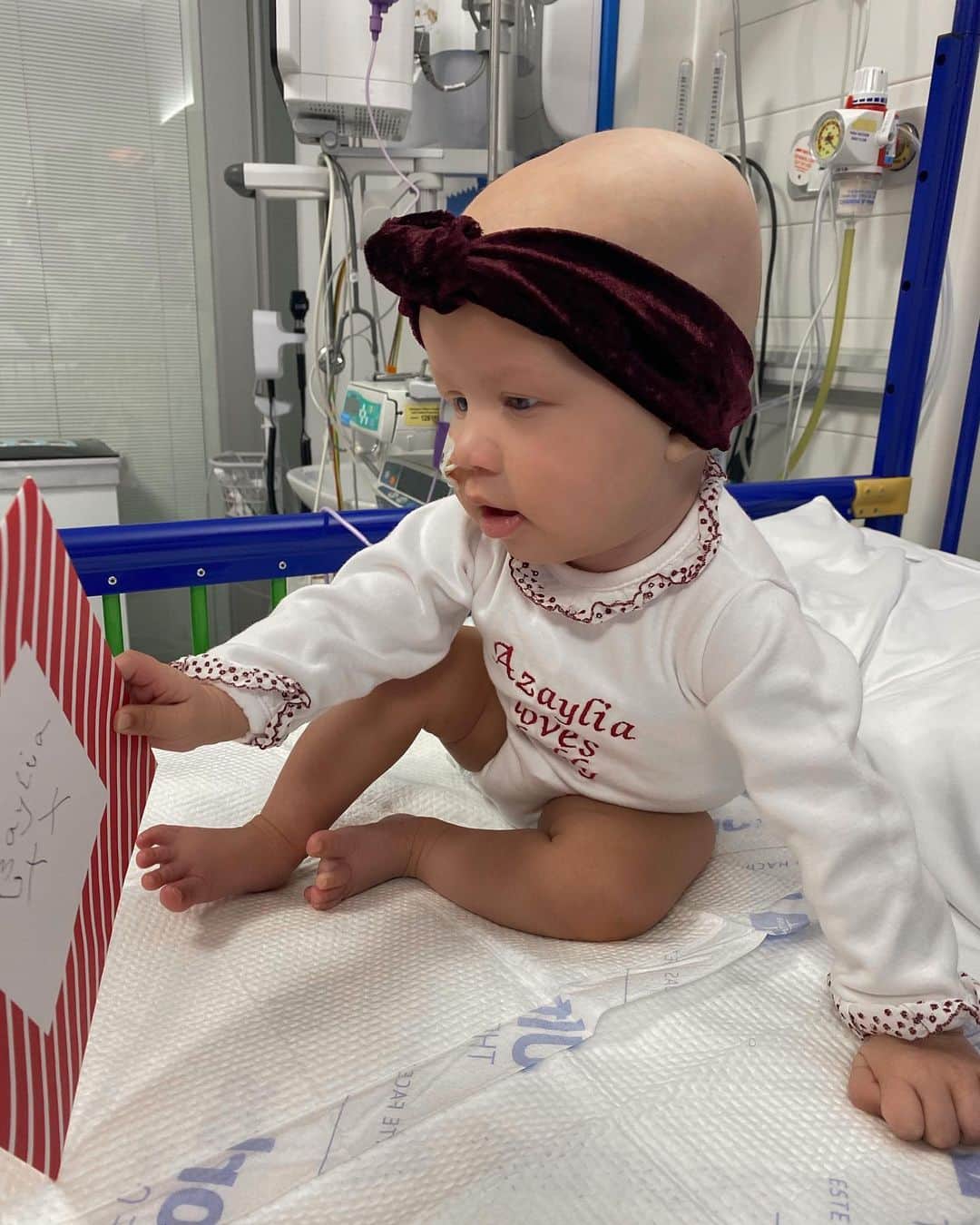 アシュリー・ケインのインスタグラム：「Will you be my valentine? 🥰❤️ . I can’t believe it was a year ago today that we announced you to the world! At that point you were just a bump in your mummy’s tummy. I was so excited for you to arrive but I could never of imagined how much you would actually change my life! There is far too much to write about how I feel, but out of all the people in my life and things that have happened to me, good or bad... It took YOU for me to realise the man I wanted to be! & despite everything you’re going through, you give me happiness, you fill my heart with love and you’ve made me the proudest daddy in the world! 🥲❤️ . To my partner on valentines, there is a lot of things I could thank you for... But nothing more than growing, bearing and delivering our beautiful baby into this world! For that alone, I will be forever in your debt! 🙏🏾❤️ . Happy Valentine’s Day everyone! 💘 #ValentinesDay」