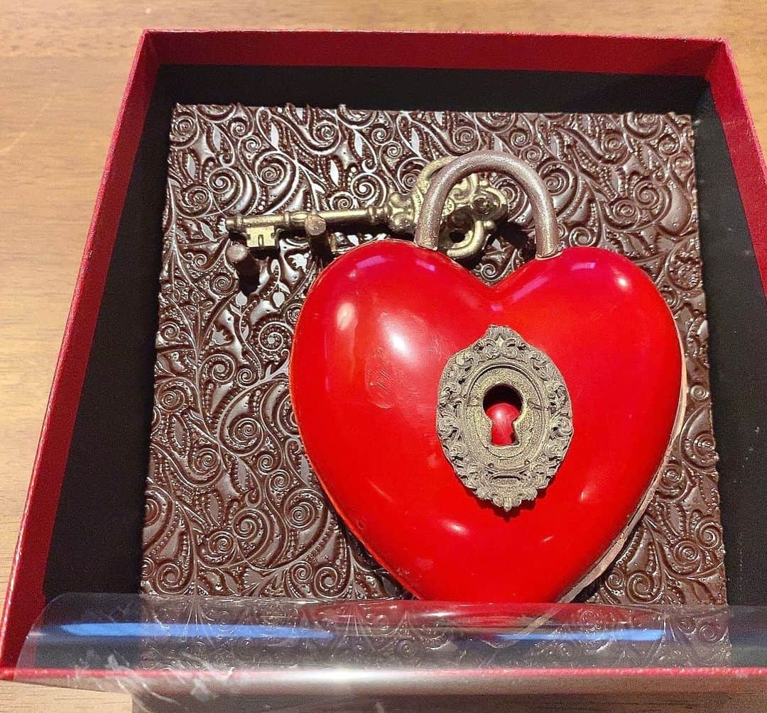 仙石みなみのインスタグラム：「. 🗝 鍵でこじ開けたよ！！笑 (鍵まで美味しく頂きました。) . #ハッピー #バレンタイン #valentine #chocolate #openheart」