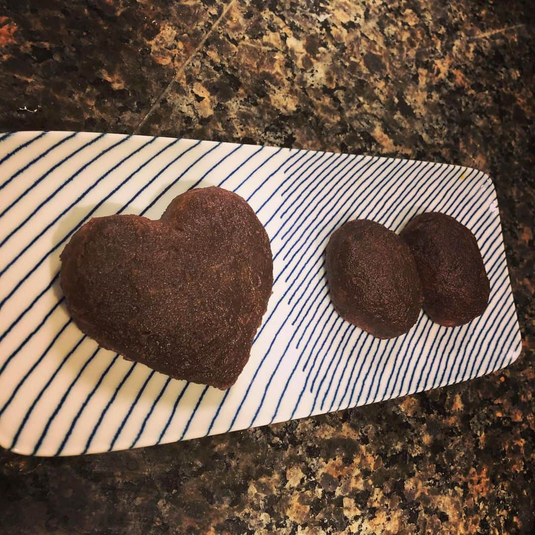 肘井美佳のインスタグラム：「Ohagi-mochi with homemade red bean paste. （St. Valentine's day ver.)  今年のバレンタインは去年家族に好評だったこしあんでハートのおはぎを作りました！  色的に地味だ… でもやっぱり美味しかった！！！  今年は手で作ったのですが、 去年のインスタを見ると あんこを餅に巻く際に布巾を使った方が、見た目が綺麗でした。  毎回少しずつレベルを上げていこう！  そして今日の深夜は闇芝居の時間だよ〜！ぜひ見てね！  #stvalentinesday  #ohagi  #余ったこしあん何にしよう #自家製楽しい ＃なかなか時間取れない #きな粉餅は口の中の水分持ってかれるからおはぎだけがいいと言われた #個人的にはきな粉餅もある方が楽しい」