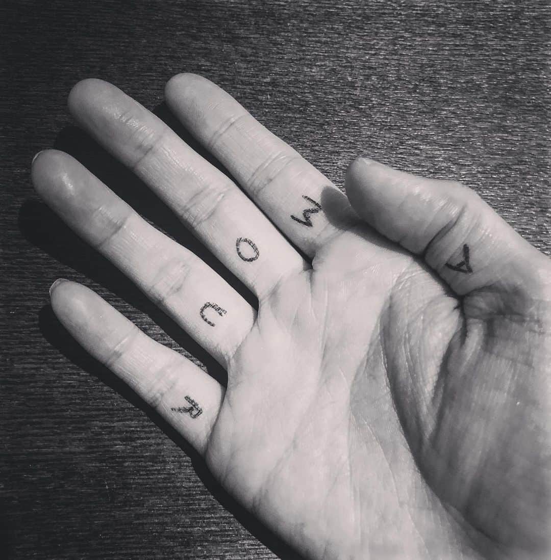 伊東愛のインスタグラム：「Happy Valentine’s Day  AMOUR ＝ 愛  ❤️🌹😘🍫」