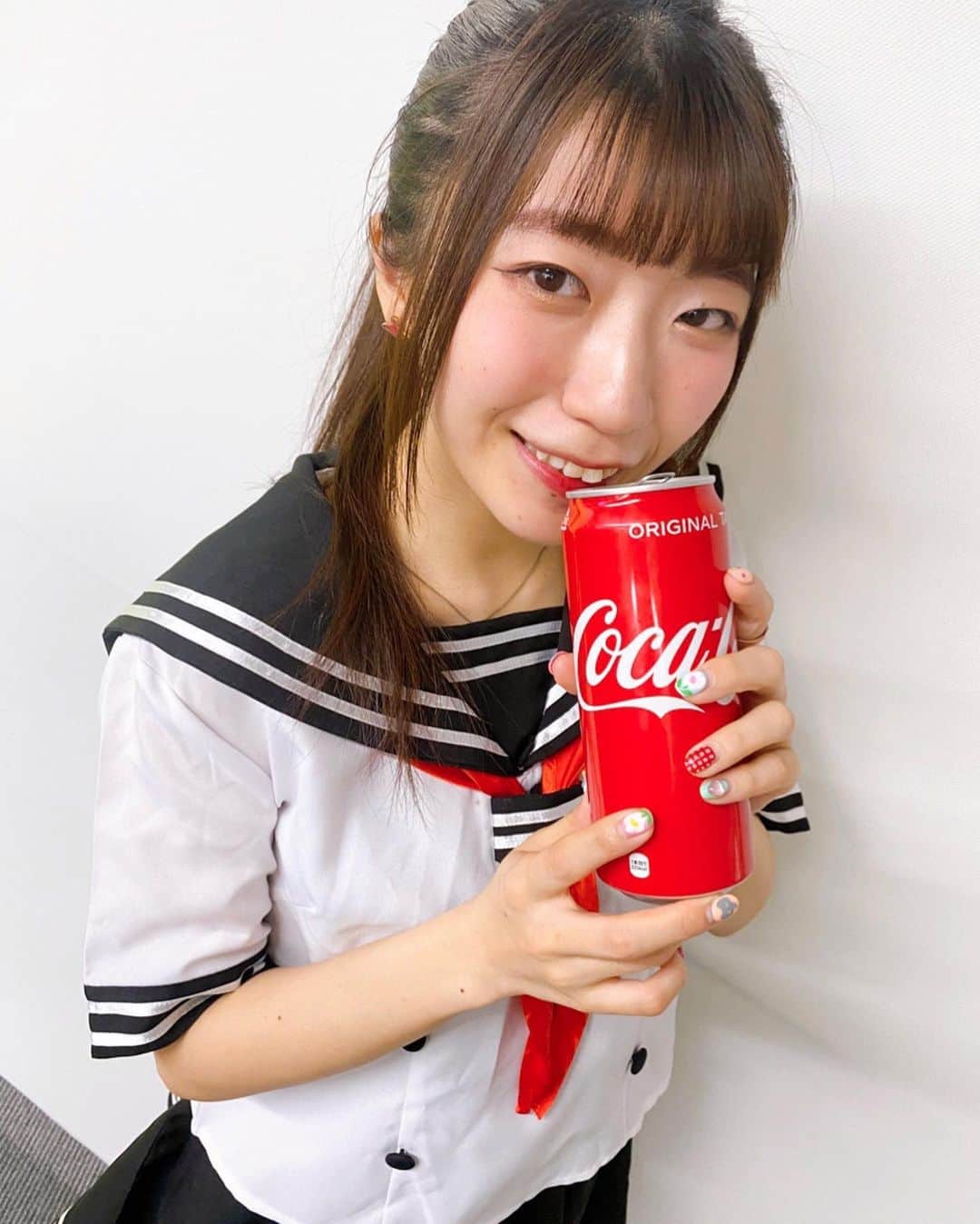 ぱいぱいでか美のインスタグラム：「ハッピーバレンタイン🥤♥️ . 何故バレンタインにセーラー服でコーラなのかは Twitterで「#DSPMバレンタイン2021」をご覧ください。 企画趣旨間違えちゃったよ！ ストーリーにリンクも載せときました〜 . それとは別に毎月恒例の受注チェキの受付も始まりました！ こちらハイライトに載せておきます🤎 今回は受注期間短くて18日の木曜日には終わるので早めにチェックしてもらえたら！ . #バレンタイン #DSPMバレンタイン2021 #ペラッペラの #セーラー服 #コスプレ #コカコーラ #青春」