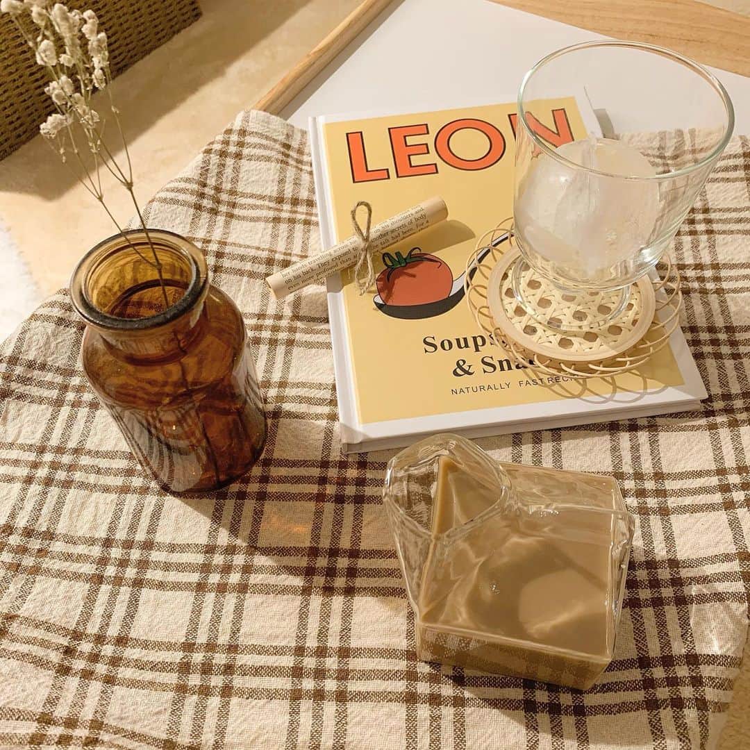 前田亜美のインスタグラム：「. . 最近はインテリアに夢中ですねえ〜. . おうち時間を充実させるために可愛いアイテムたくさん集めてますー. . . これは珈琲豆乳を、牛乳パック型ピッチャーにいれて丸氷作って、おうちカフェした時の〜。. . . いつも1人でこんな事して、ただの自己満で楽しんでる🤤笑. . . #おうちカフェ #おうちごはん  # #韓国インテリア」