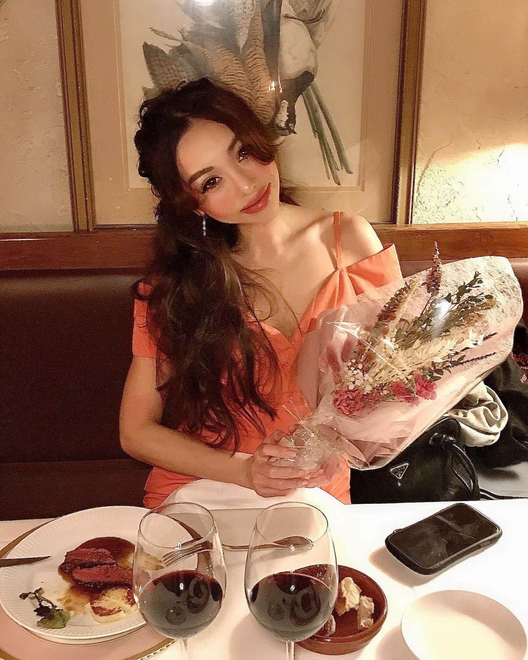 のインスタグラム：「happy valentine's day❣️ お気に入りのジビエのフレンチ la chasse 連れてってもらって coco botanical のお花もらってハッピー❤️🥀 私はイチゴタルト頑張って作りました🍓🍓🍓  #happyvalentinesday #valentines #myvalentine」