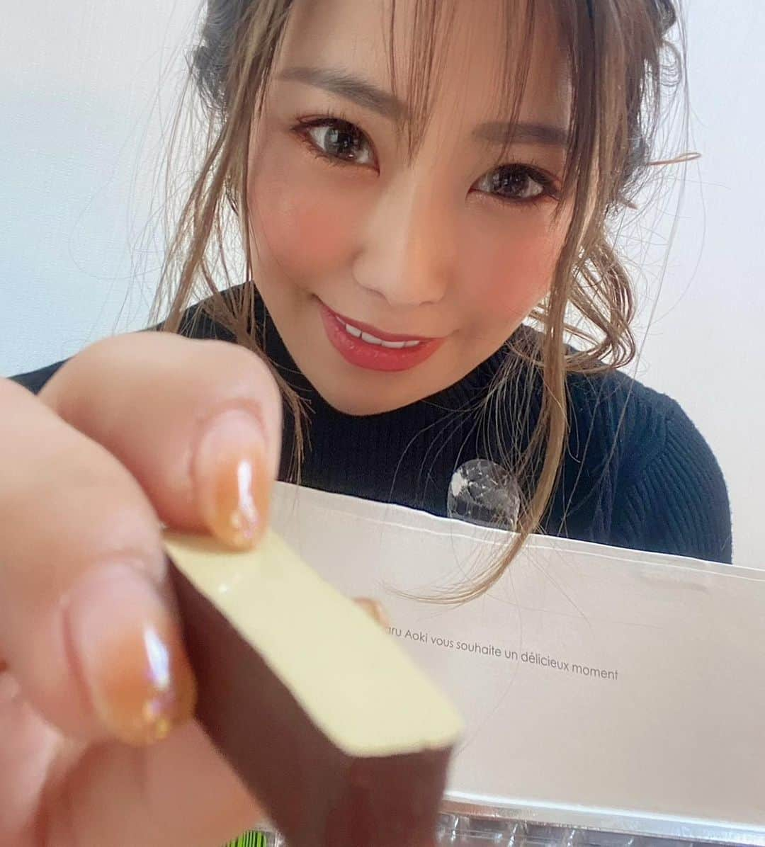 渡瀬茜さんのインスタグラム写真 - (渡瀬茜Instagram)「HAPPY VALENTINE❤️💜💚  チョコ美味しい☺️💖  #ハッピーバレンタイン#バレンタインデー#チョコレート#ショコラティエ #sadaharuaokiparis #sadaharuaoki #サダハルアオキ #バレンタインキス#ぼっちバレンタイン #1人バレンタイン#コロナのせいにしとこ#リール#ひとりあそび#お家でバレンタイン#バレンタイン気分#バレンタインを味わう#バレンタインを楽しむ」2月14日 23時34分 - wataseakane1