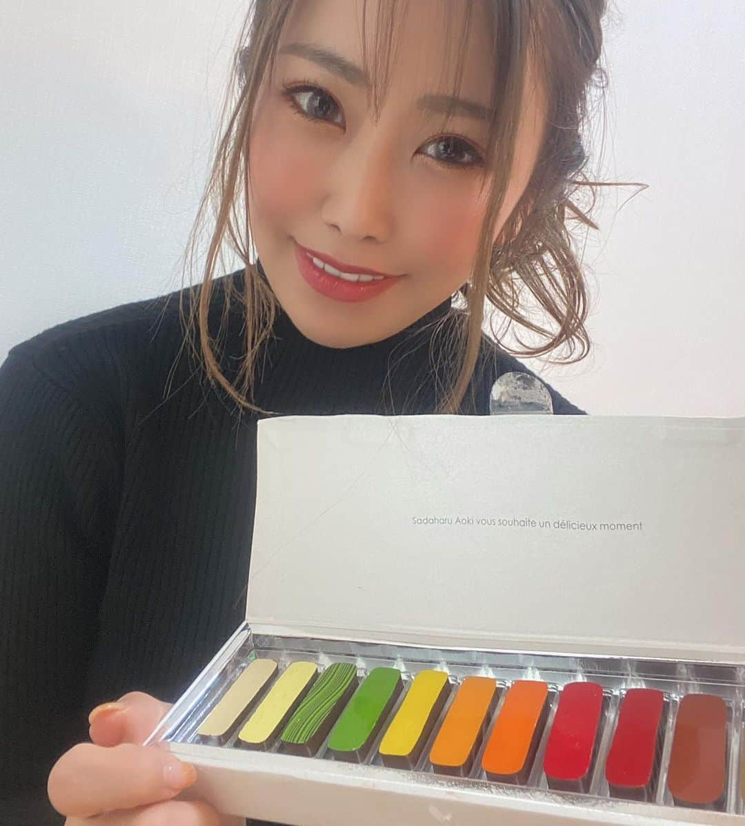 渡瀬茜さんのインスタグラム写真 - (渡瀬茜Instagram)「HAPPY VALENTINE❤️💜💚  チョコ美味しい☺️💖  #ハッピーバレンタイン#バレンタインデー#チョコレート#ショコラティエ #sadaharuaokiparis #sadaharuaoki #サダハルアオキ #バレンタインキス#ぼっちバレンタイン #1人バレンタイン#コロナのせいにしとこ#リール#ひとりあそび#お家でバレンタイン#バレンタイン気分#バレンタインを味わう#バレンタインを楽しむ」2月14日 23時34分 - wataseakane1