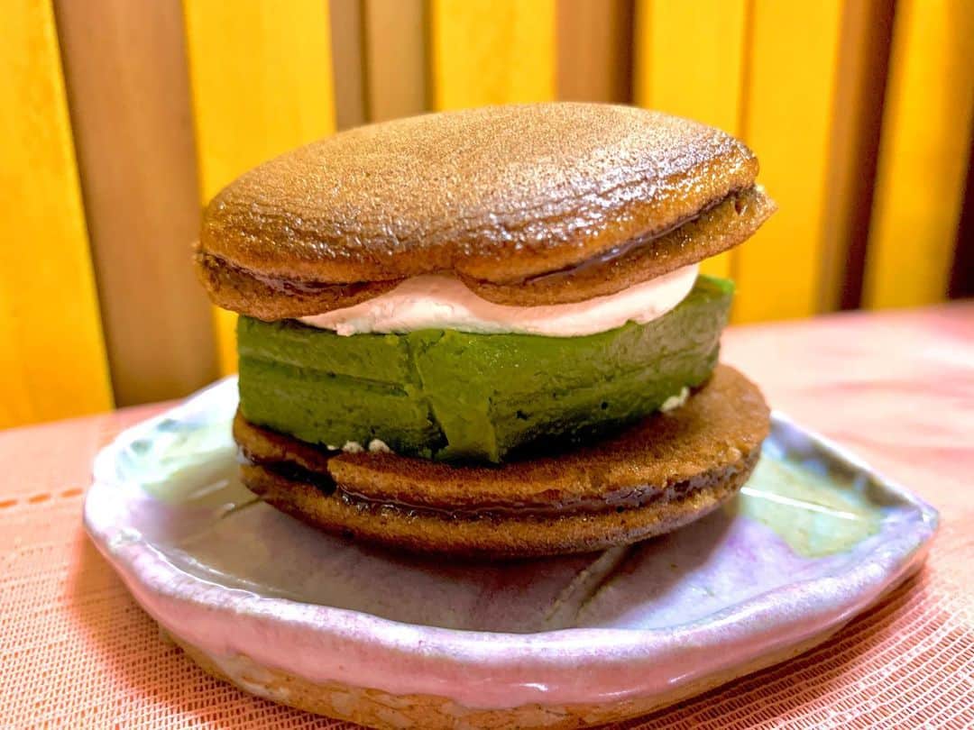 上杉あずさのインスタグラム：「. 念願叶って…💚💚💚 #キチココ さんの #抹茶テリーヌ #どら焼き 🥯🥯 めちゃくちゃ美味しかった〜！！ キチココさんは地元 #うきは市 #吉井町 #土蔵 にある #どら焼き専門店 です。何度も食べたことある大好きな、バリエーションに富んだどら焼きさんたちなんですが、こちらは #抹茶好き としてはたまらない逸品でした。抹茶がたまらなく美味しすぎるのと、相変わらずどら生地の優しさ。中身は甘過ぎないのに濃厚で、1つのどら焼きに幸せがめちゃくちゃ詰まってる🥺🥺 他にもいちごチョコ、バスクチーズケーキ、あんことマスカルポーネなどなど、聞いただけでヨダレ出るラインナップ。次は何食べようかな〜？お母さんウーバーにお願いしよ〜〜(笑)みなさんもぜひ💗💗 @quiticoco   #うきはスイーツ #うきはグルメ #地元自慢 #うきは自慢 #抹茶 #抹茶スイーツ #ukiha #sweets #maccha #japanesetea #teasweets #dorayaki #fukuoka」