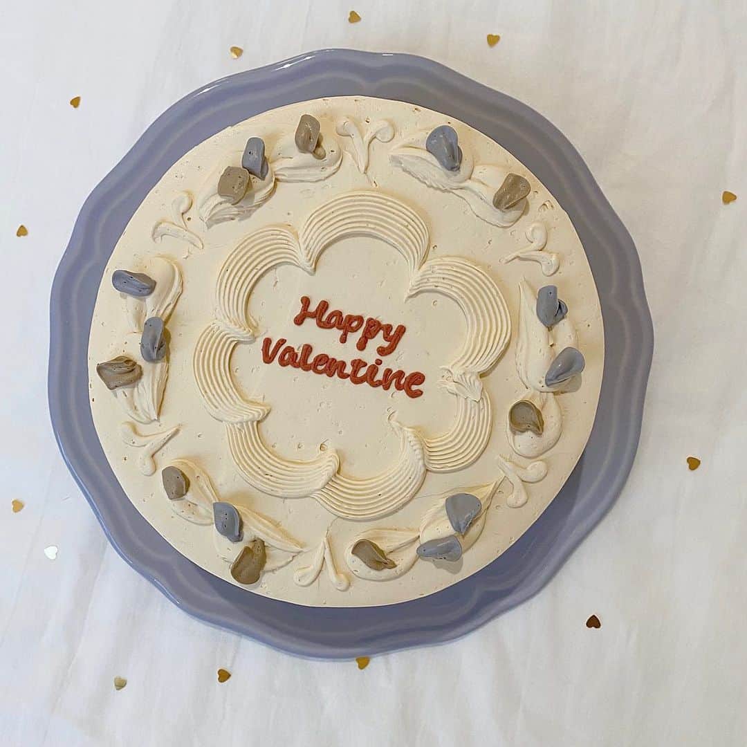 makoさんのインスタグラム写真 - (makoInstagram)「* 可愛すぎて溜息💭🤍🤍🤍 #yucake #バレンタイン #cake #センイルケーキ  #おうちカフェ #お取り寄せスイーツ」2月14日 23時35分 - mkxxxbaby