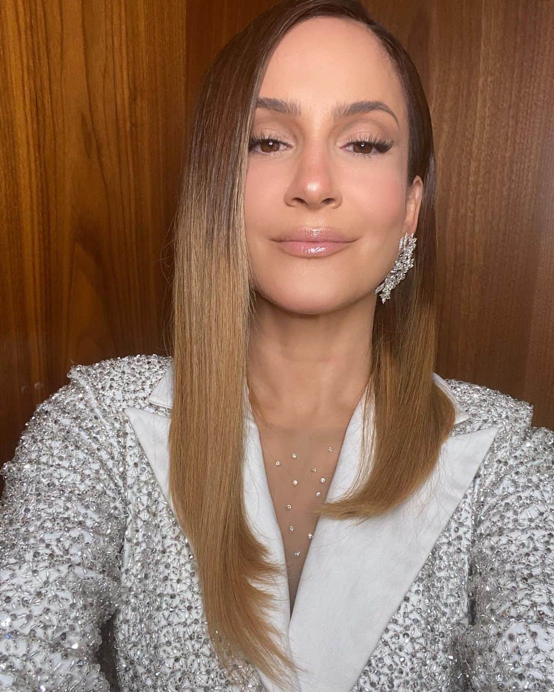Claudia Leitteのインスタグラム：「Eu ainda tô exalando alegria por conta da Live #OTrio #IveteClaudiaEvocê, mas, vim avisar que hoje tem #TheVoiceMais @thevoicebrasil na sua programação de domingo com a família. Ps. Não me perguntem como @lavoisier fez esse #LongBob no meu cabelo e esse olho incrível e @israelvalentimoficial bordou cada pedrinha desse terninho maravilhoso, q eu n sei. O look lindão é criação de @jopaesfashion 🤩 e meus colegas @cantordaniel @ludmilla @mumuzinho também ficaram loucos feito eu nesse tira-teima pq nossos candidatos passaram dos limites “nessa de talento”! Assistam e enlouqueçam com a gente! 💎」
