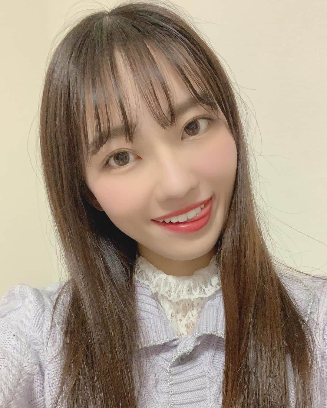 川平朱莉のインスタグラム：「ハッピーバレンタイン❤︎  髪が長いときの私とともに🍫  前回の投稿と同じ日に撮ったから洋服同じ😂  今日は宣材撮影してきたので、データ上がったらまた今度投稿しますね🌷 撮影たのしかったあ！！」