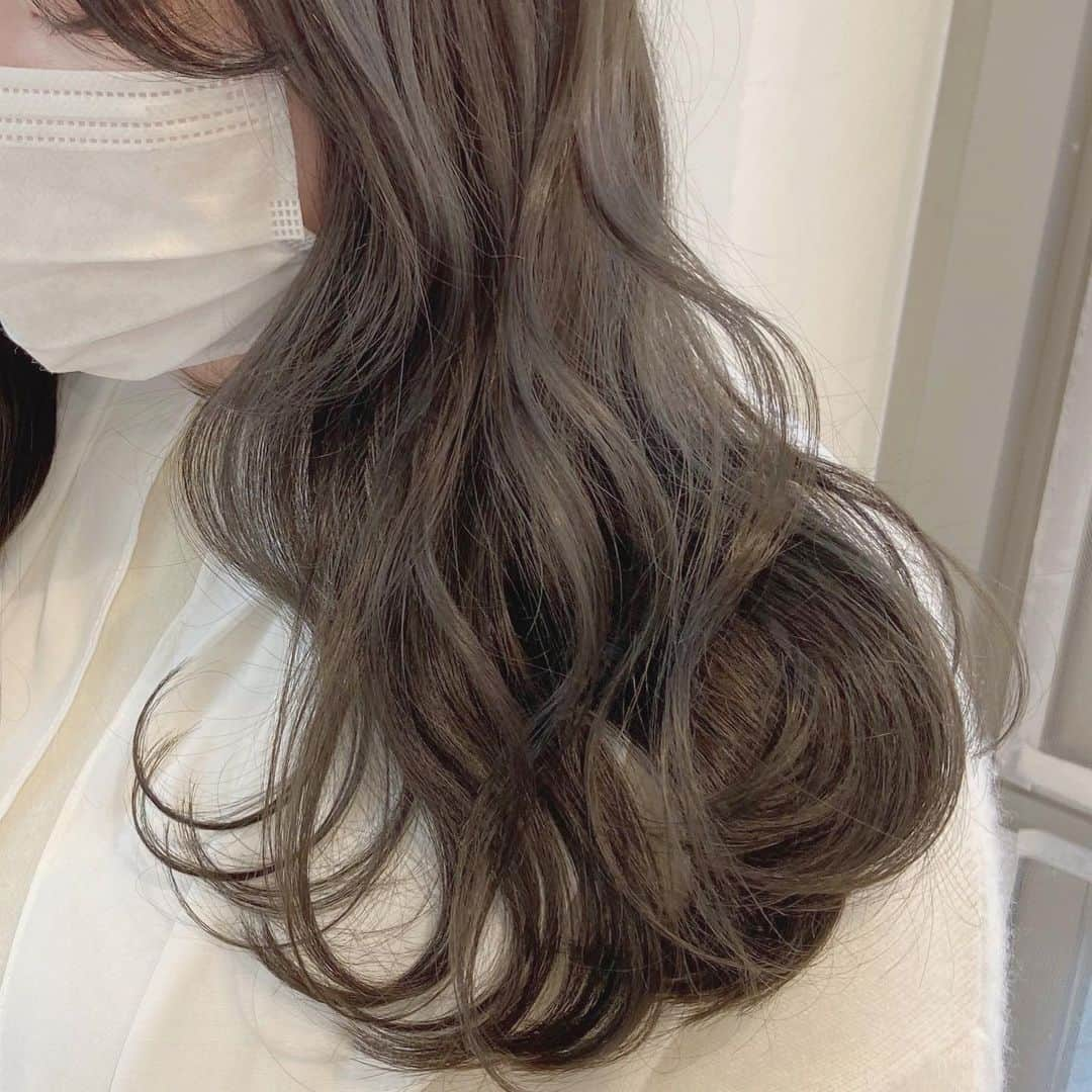 佃加菜のインスタグラム：「色素の薄い柔らか olive beige🤍 巻いても毛先重めカット🤍 . #ブリーチ無し   #SHIMA #代官山 #美容室 #重めヘア #ナチュラル #淡色 #淡色女子 #オリーブベージュ #まろやか #シンプルヘア #ゆるふわ巻き #シングルカラー #透明感カラー」