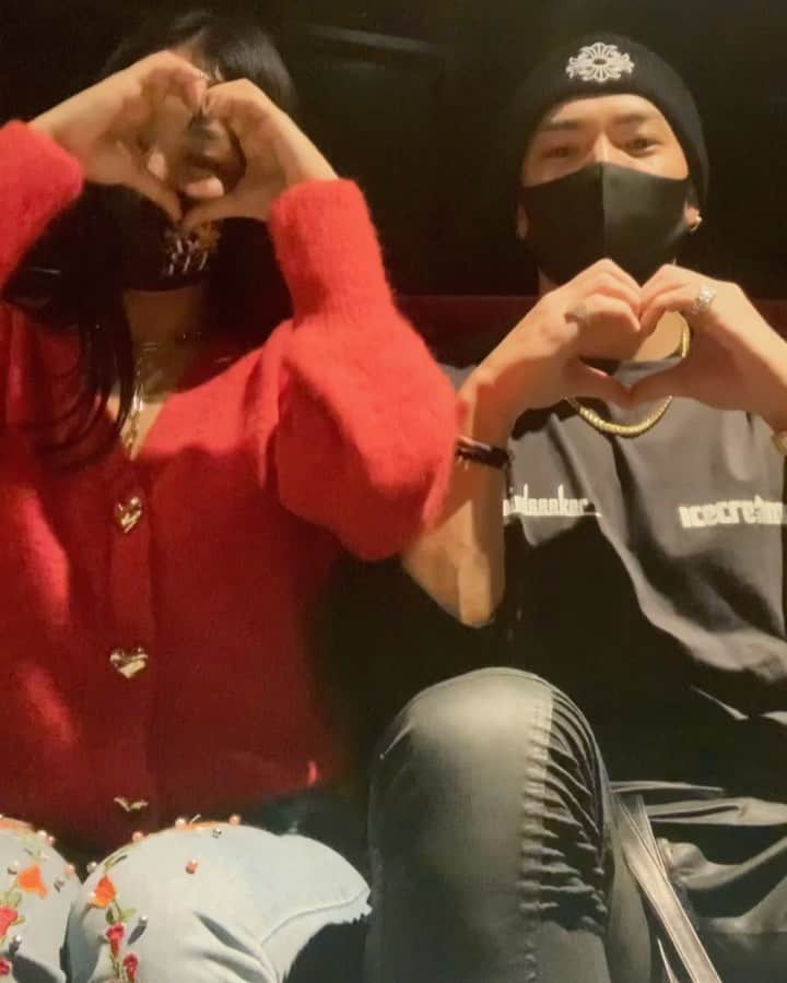 のインスタグラム：「2年ぶりの #チョコレート 🍫🌹 @sway_ldh 😆😆😆😆😆  #バレンタイン2021  #赤いカーディガン着てみた❣️🍒」