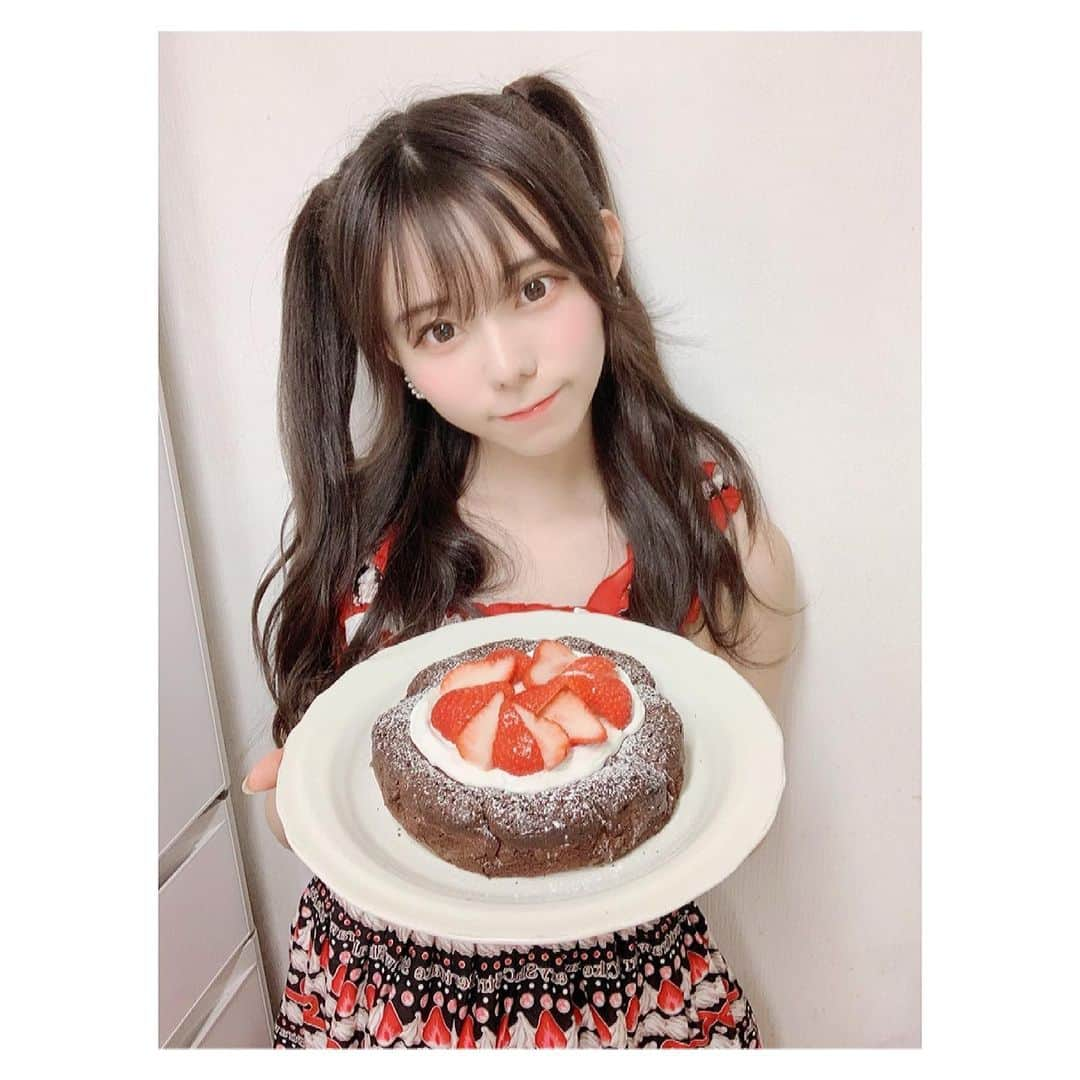 大森莉緒さんのインスタグラム写真 - (大森莉緒Instagram)「・ ・ HappyValentine🍫💗 ・ ・ SHOWROOMありがとうございました(^^)！ ・ ・ 今年は、ガトーショコラを作ってみたよ🤤✨ 受け取ってくれますか…？♡ ・ ・ #大森莉緒 #おーりお #おりおんず #バレンタイン #バレンタイン手作り #ガトーショコラ #いちご #ハーフツイン #valentine #happyvalentinesday #instagood #instapic #instafood #good #좋아요 #셀카 #셀카그램 #추억 #먹스타그램  #발렌타인데이 #수제케이크」2月14日 23時38分 - rio.ohmori