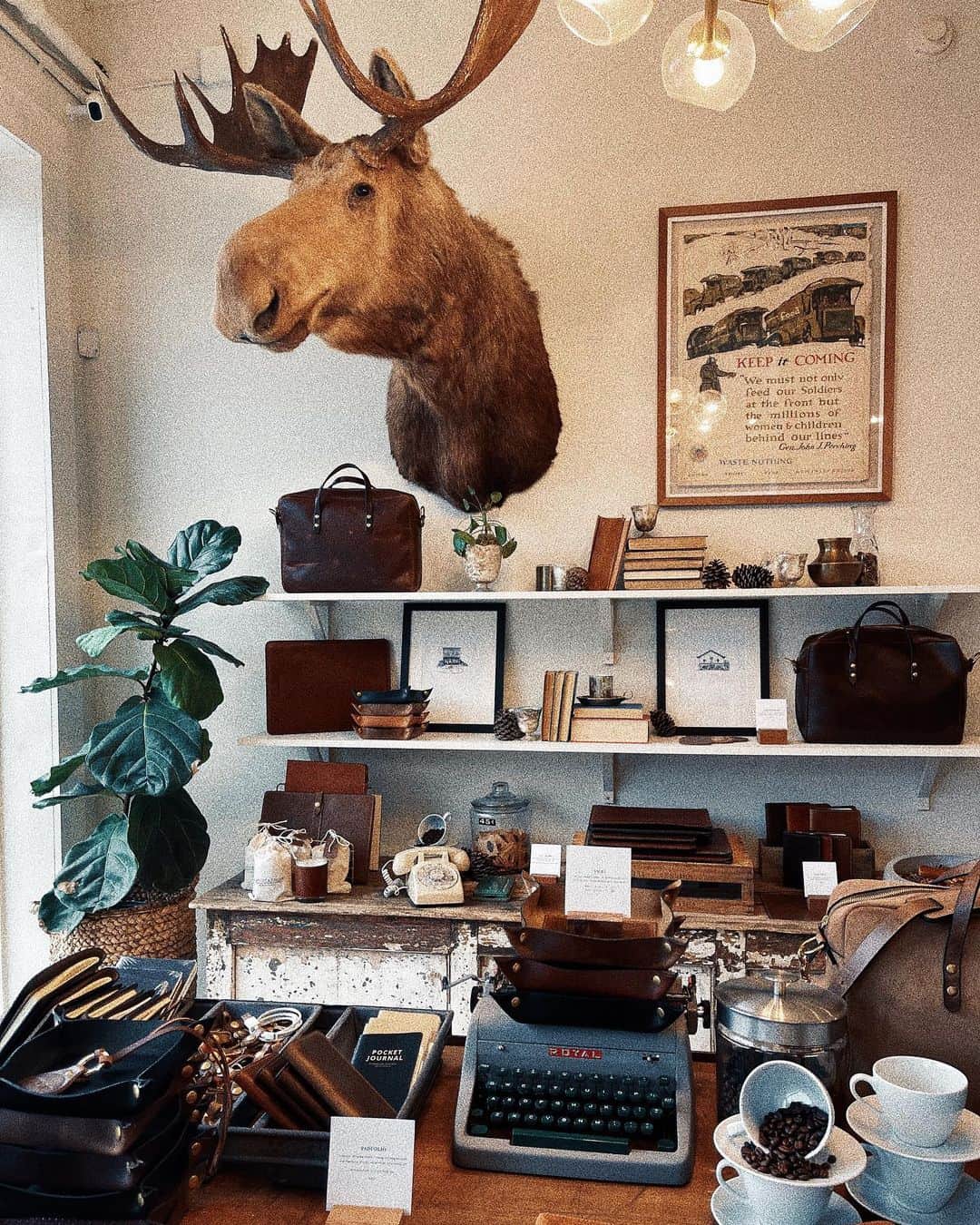 FOLKのインスタグラム：「Whenever I’m single I like to use Valentine’s Day as an excuse to really dive into carb loading and fried foods. Fried chicken, sweet tea, biscuits and gravy. I want it all. For years my single friends and I would always go to Halls on the River outside Lexington on Valentine’s Day. This year, since I’m newly single, it felt like a good time to bring that tradition back. We ended up at @biscuitbellybiscuits in Louisville cause that’s a whole lot closer than Halls to the farmhouse. Heart shaped biscuit and gravy hot browns really do make everything better.  We made a day out of it and went to @whitesmercantile and some other shops in Louisville....but holy moly the @claytonandcrume shop was AMAZING. I’ll share photos to the story tonight. Like y’all need to see that place. Fantastic. Anyways...the life lesson here is...fried foods make everything better. Keep your single friends close today. We need ya. #valentinesday  #liveauthentic #kentucky #louisville #folkmagazine」