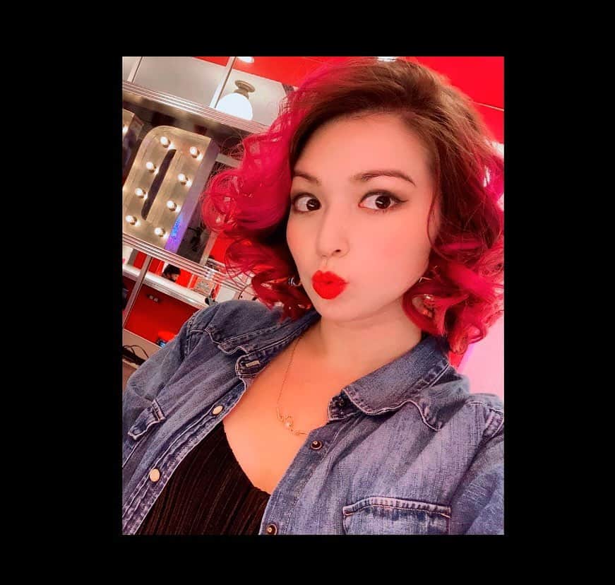 ダンドイ舞莉花のインスタグラム：「Happy Valentine’s Day❤️  Sending lots of love and kisses to you all💕💋  ハッピーバレンタイン💖  #valentines #willyoubemyvalentine #valentinesday #tokyo #japan #musicaltheatre #tokyogirl #citygirl #pinkhair」