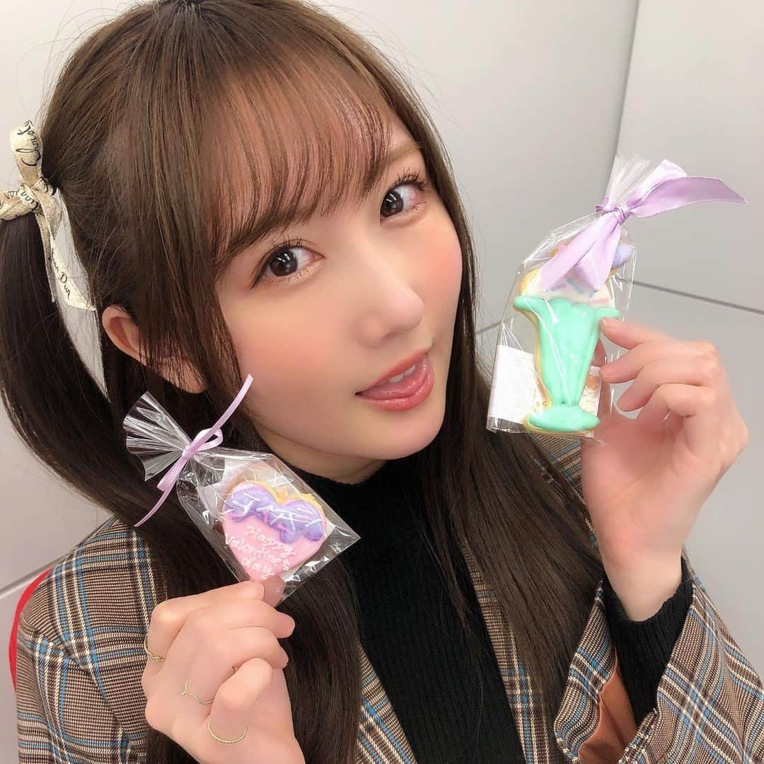 矢倉楓子さんのインスタグラム写真 - (矢倉楓子Instagram)「happy Valentineday🎀  かわいいチョコレートボックスに、 アイシングクッキー🍪💕  残念ながらお洒落に撮るのが下手くそなんですが、 フラワーボックスもクッキーも めちゃんこ可愛いです🥳  食べるのもったいない😚😂  #phillychocolate  #フィリーチョコレート  #自分から自分へ   #valentineday」2月14日 23時58分 - fufu_ice