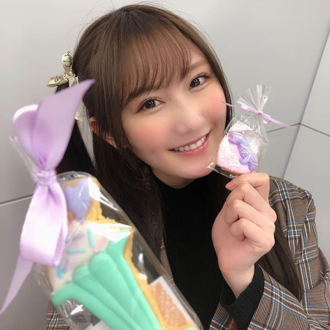 矢倉楓子さんのインスタグラム写真 - (矢倉楓子Instagram)「happy Valentineday🎀  かわいいチョコレートボックスに、 アイシングクッキー🍪💕  残念ながらお洒落に撮るのが下手くそなんですが、 フラワーボックスもクッキーも めちゃんこ可愛いです🥳  食べるのもったいない😚😂  #phillychocolate  #フィリーチョコレート  #自分から自分へ   #valentineday」2月14日 23時58分 - fufu_ice