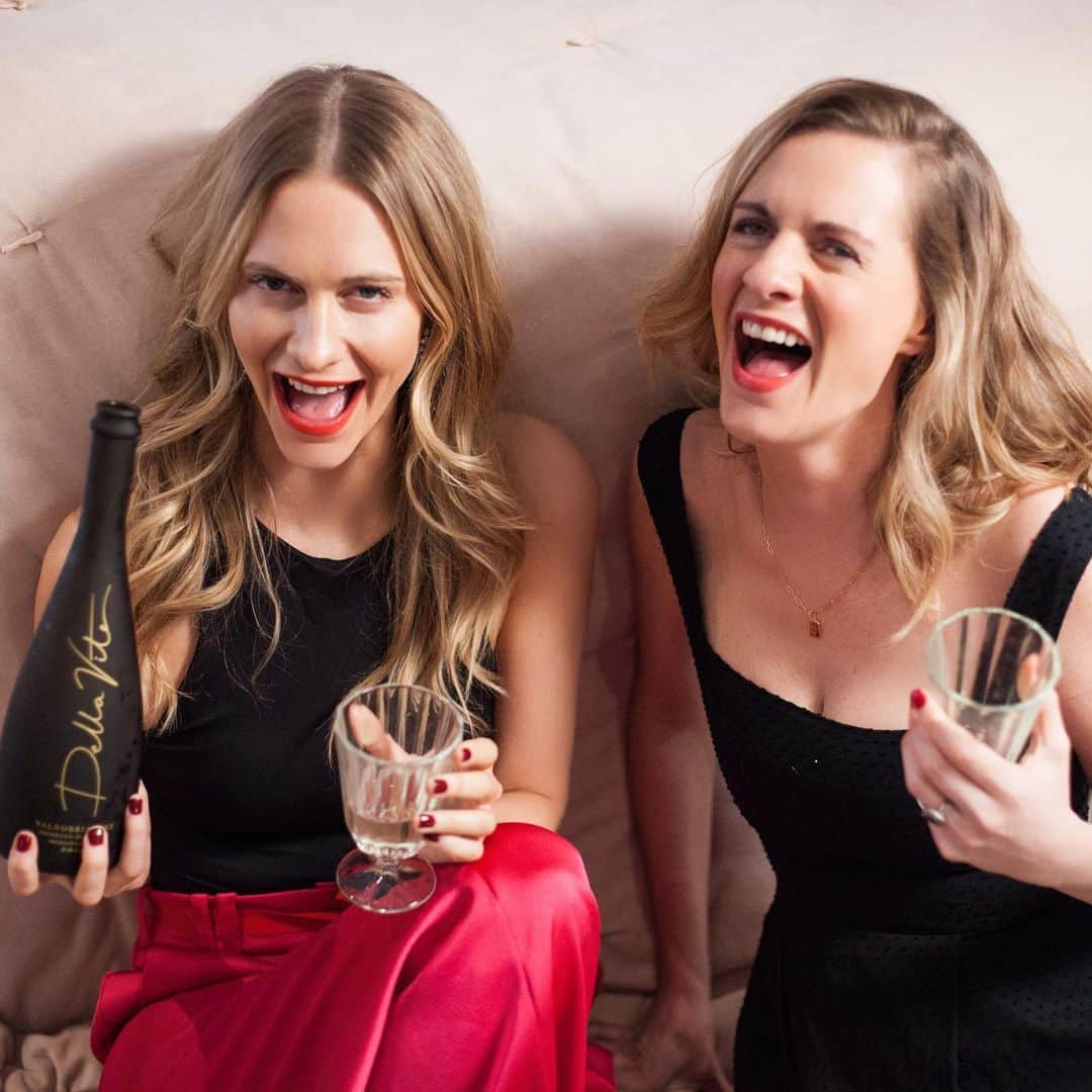 ポピー・デルヴィーニュさんのインスタグラム写真 - (ポピー・デルヴィーニュInstagram)「Just two shy wallflowers, sitting on the bedroom floor, drinking @della_vite 🥂🤪 What about you?  Dream team.  Photography @lilybw Creative @buchanan.studio  Make Up @lisapotterdixon Hair @kjfowles 💓」2月14日 23時59分 - poppydelevingne