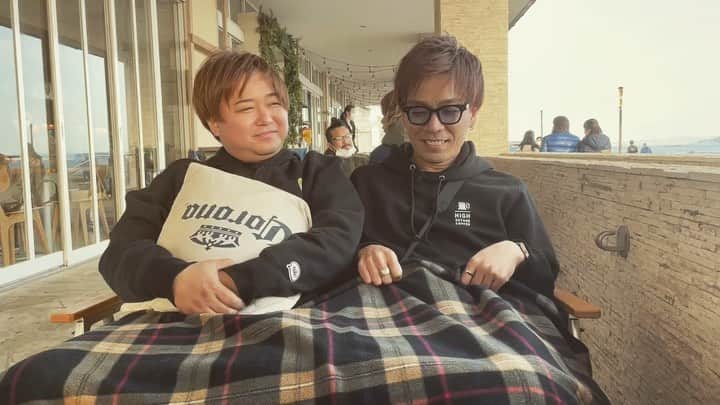 のインスタグラム：「share blanket😂 ソウイウワケデハアリマセンw  #とくさんぽ #Chigasaki #茅ヶ崎 #昼ドライブ  #drive #chillin」