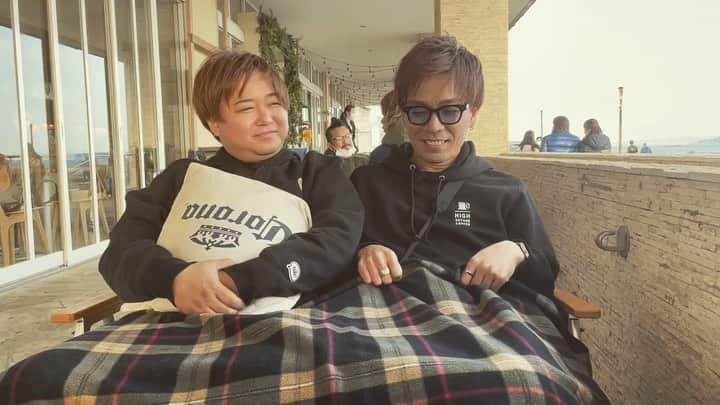 KYOHEYのインスタグラム：「share blanket😂 ソウイウワケデハアリマセンw  #とくさんぽ #Chigasaki #茅ヶ崎 #昼ドライブ  #drive #chillin」