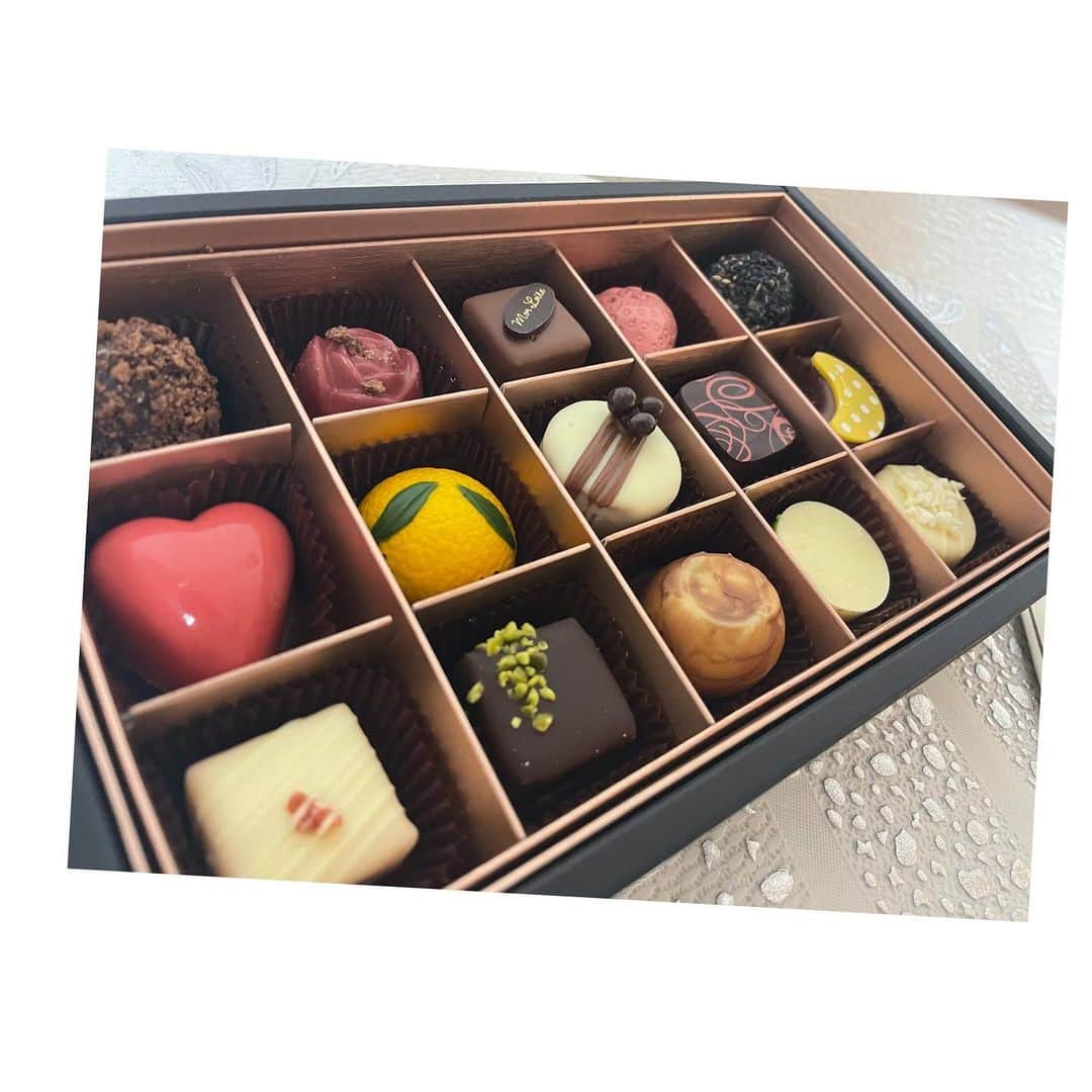 小泉遥香のインスタグラム：「(*´v｀)σ*ﾊﾞﾚﾝﾀｲﾝﾃﾞｰ♥(´v｀*)  今年は過去一自分へのご褒美チョコを買いました笑  来年こそは！手作りしたいな😋 (って毎年言ってる気がするけど)  皆さんはどんなバレンタインだった～？？？  #Instaharum #チョコレート #バレンタイン #chocolate #Valentine #チョコ #チョコをチョコっと #ご褒美チョコ #1枚目は小泉家皆のチョコレートだよ♡ #どれが気になるかコメントしてね♡」