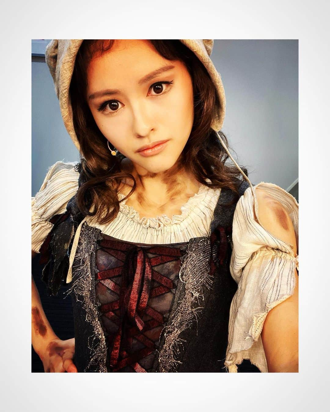 昆夏美さんのインスタグラム写真 - (昆夏美Instagram)「. 毎公演のカーテンコール 皆様の温かい拍手が本当に 嬉しくて幸せなんだぁー！！ 本当にありがとうございます。 そしてちょうどあと1週間で 東京千秋楽ですって。 責任持って舞台に立ちます。 マルグリットとして生きます。 最後まで応援して下さると嬉しいです！✨ . みなさま〜 ハッピーバレンタイン･:*+.\(( °ω° ))/.:+ . #マリーアントワネット #MA」2月14日 23時55分 - konnatsumi