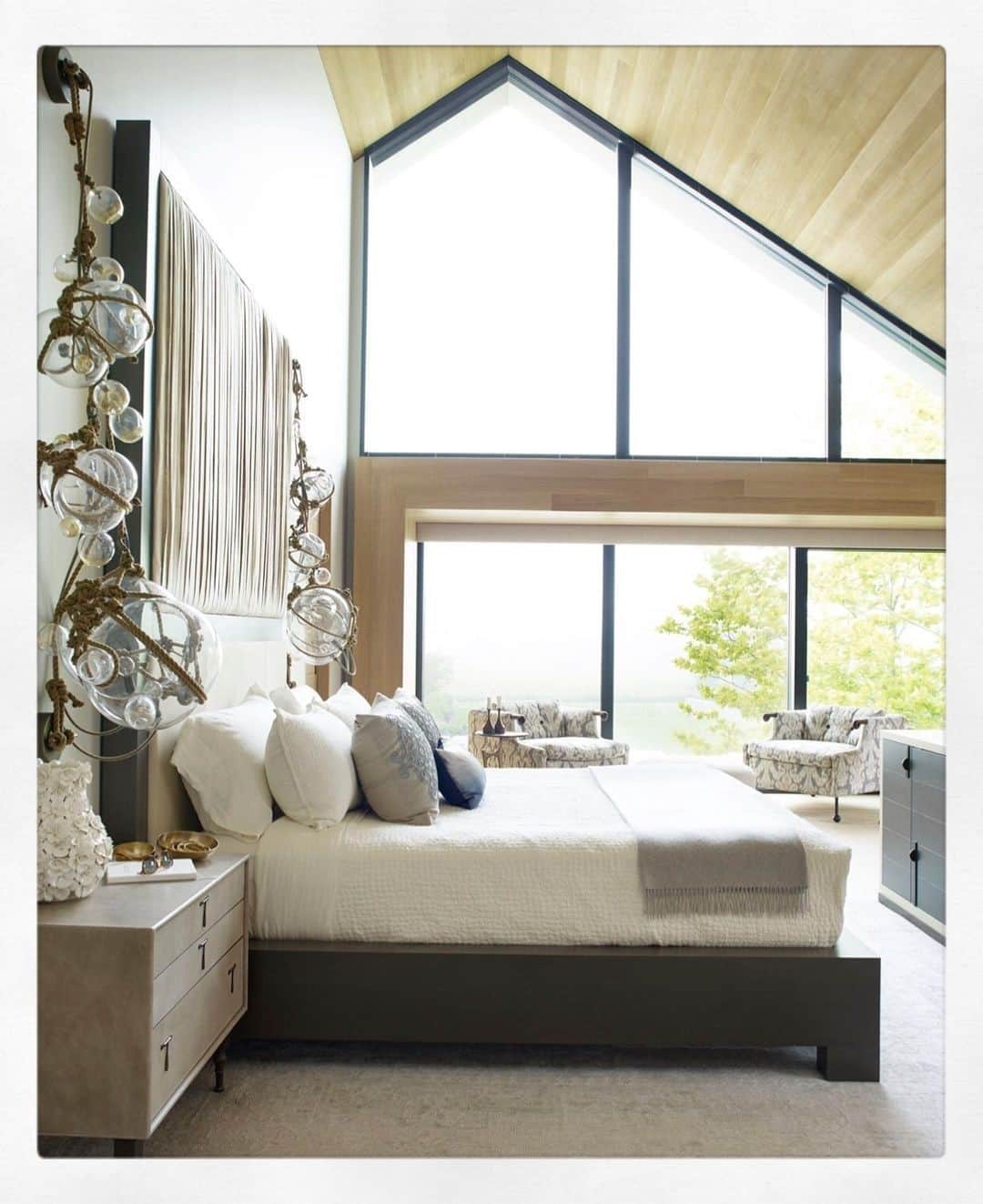 フレッテさんのインスタグラム写真 - (フレッテInstagram)「A fresh approach to Hamptons design style gives this master bedroom a unique personality, designed by @purvipadiainteriors.⁠ ⁠ #Frette #FretteLovesDesign」2月14日 23時55分 - fretteofficial