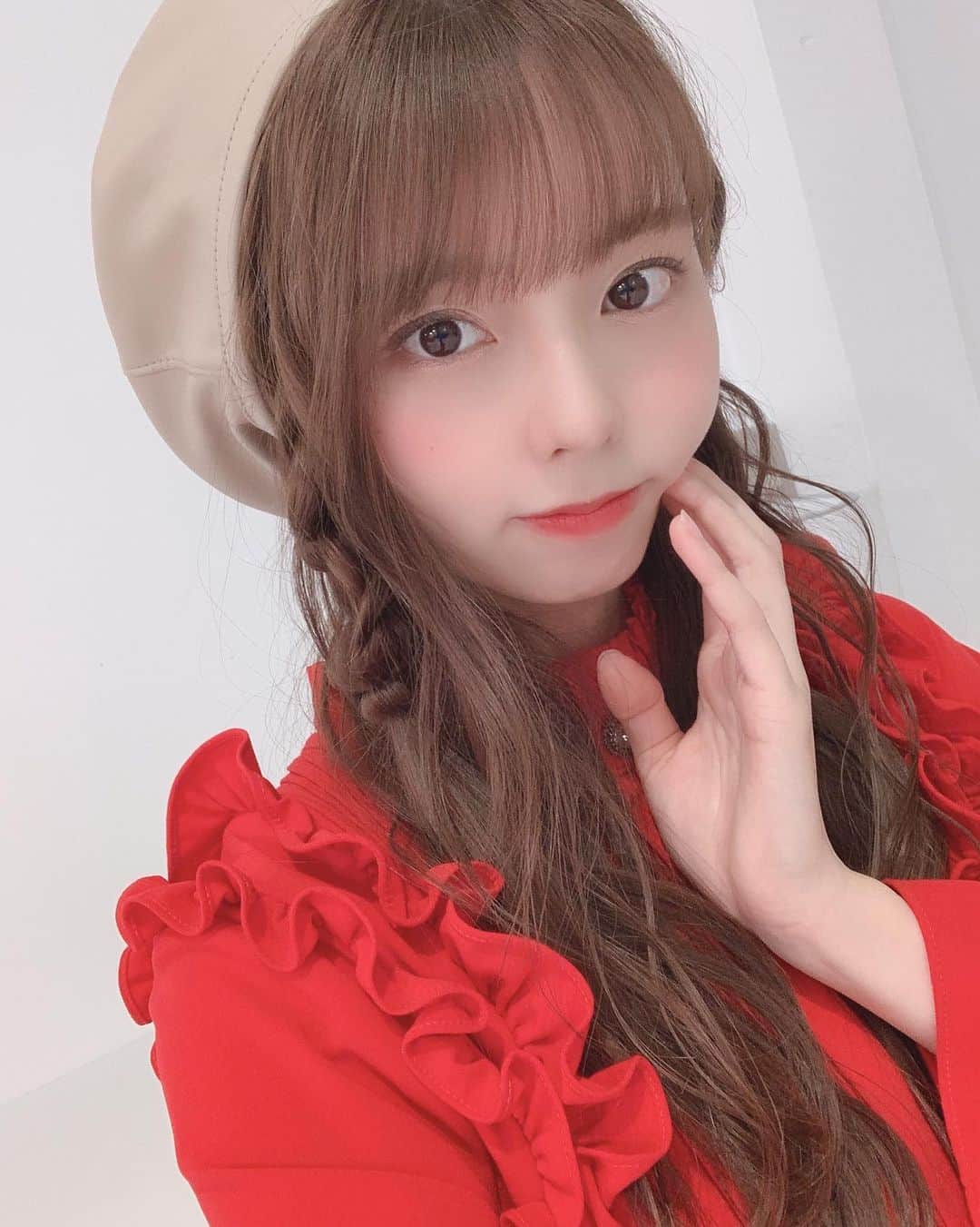 篠原望のインスタグラム：「. Happy Valentine🍫💝 . . 想い届いてるといいな( ⸝⸝⸝ᵕᴗᵕ⸝⸝⸝ ) . . #Valentine #happyvalentinesday #ハッピーバレンタイン #バレンタイン #ベレー帽 #赤コーデ #ラストアイドル #篠原望」